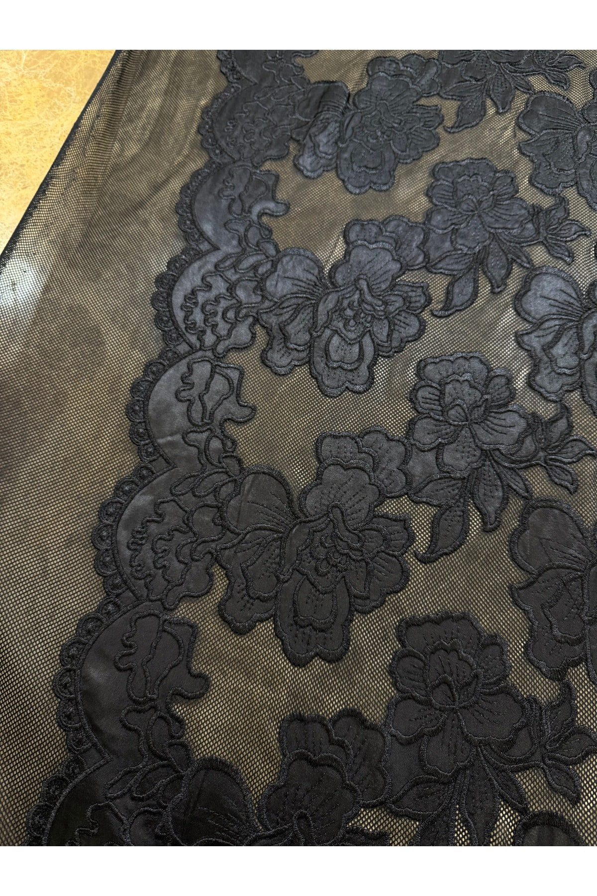 Siyah Çiçek Desenli Kabartmalı Dantel Kumaş 135 cm – File Tabanlı Şık Abiye Kumaş