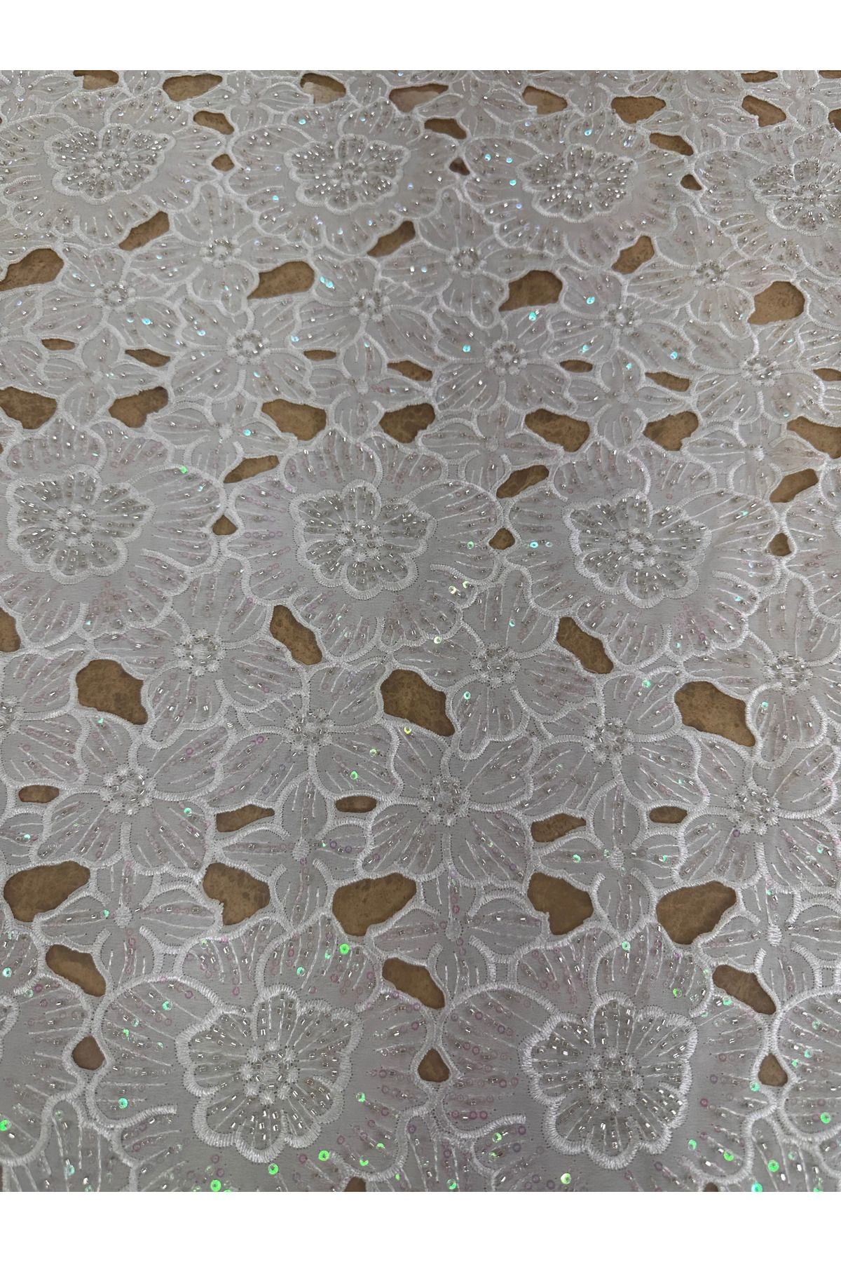 Taş İşlemeli Büyük Çiçek Desenli Dantel Kumaş – Abiye ve Gelinlik İçin, 130 cm