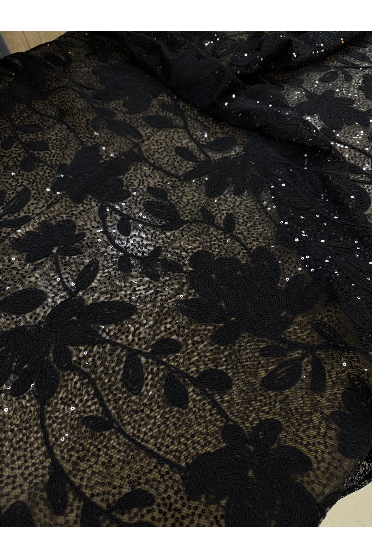 Siyah Pullu Çiçek Desenli Dantel Kumaş – 135 cm Genişlik Abiyelik – Elbiselik – Şık Tasarım Kumaş
