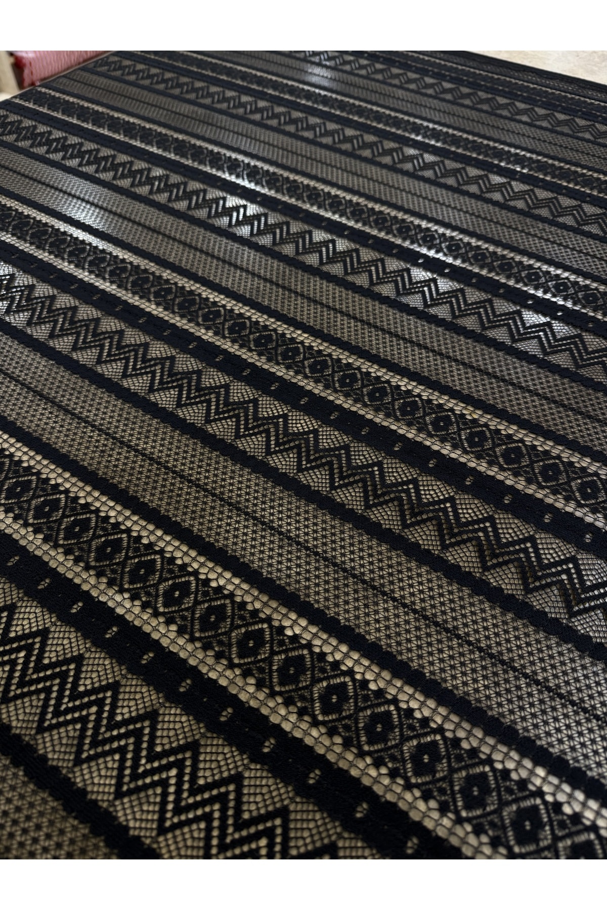 Siyah Geometrik Desenli Şeritli Dantel Kumaş – 140 cm Genişlik | Elbiselik – Abiyelik – Tül Kumaş