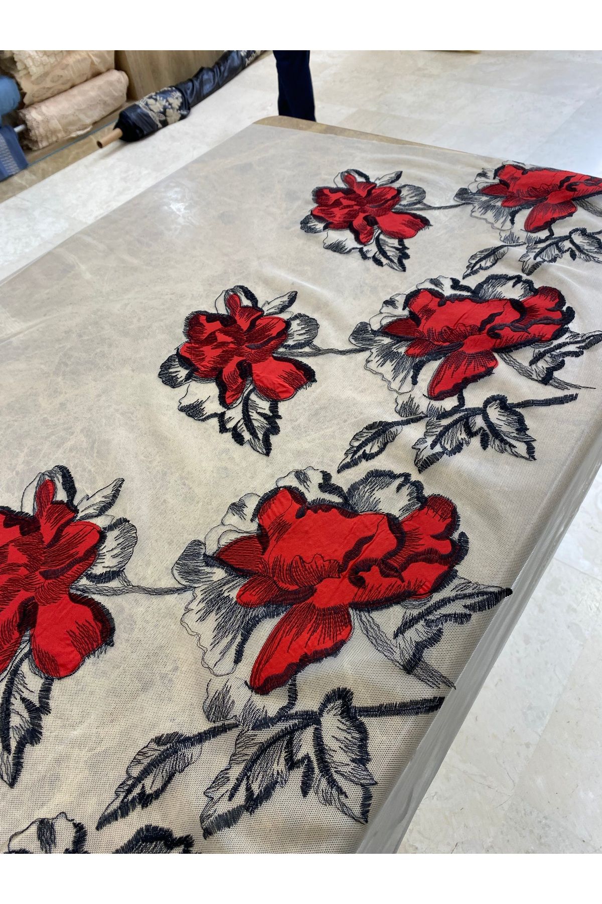 Kırmızı Çiçek Desenli İşlemeli Tül Kumaş Etek Suyu İşlemeli En150 cm - Abiye ve Özel Tasarımlar İçin