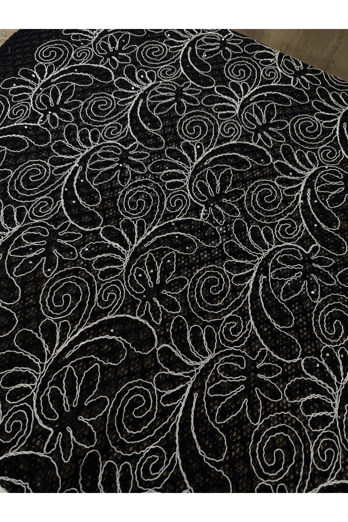 Siyah Beyaz İşlemeli Pullu Dantel Kumaş – 135 cm Genişlik | Abiyelik – Elbiselik – Şık Tasarım Kumaş