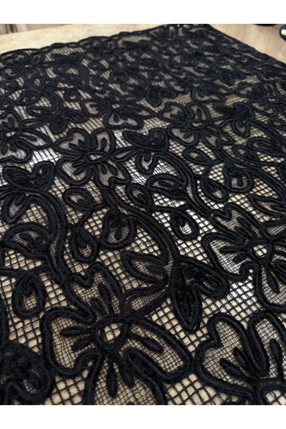 Siyah Şönil Çiçek Desenli Dantel Kumaş – 135 cm Genişlik | Elbiselik – Abiyelik – Şık Tasarım Kumaş