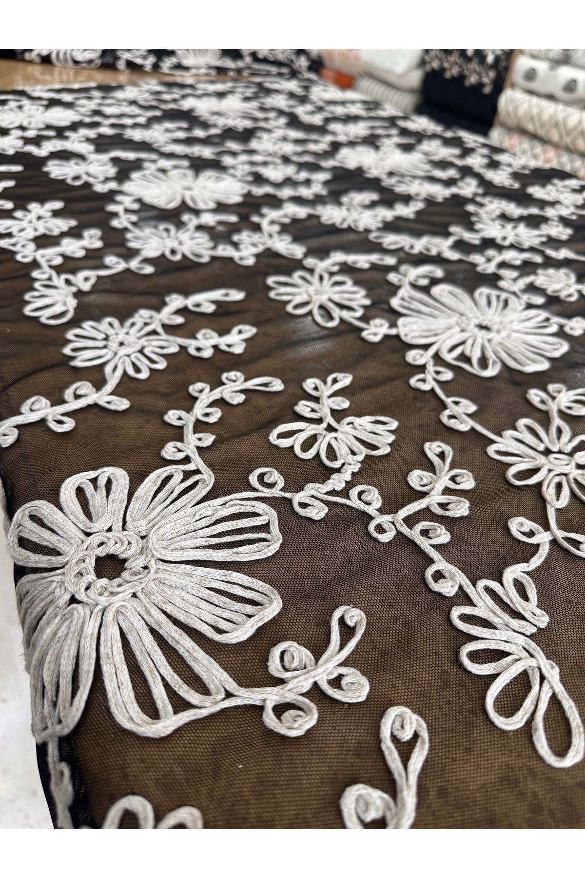 140 cm En Siyah Tül Üzeri Beyaz Çiçek Desenli Kabartma Dantel Kumaş