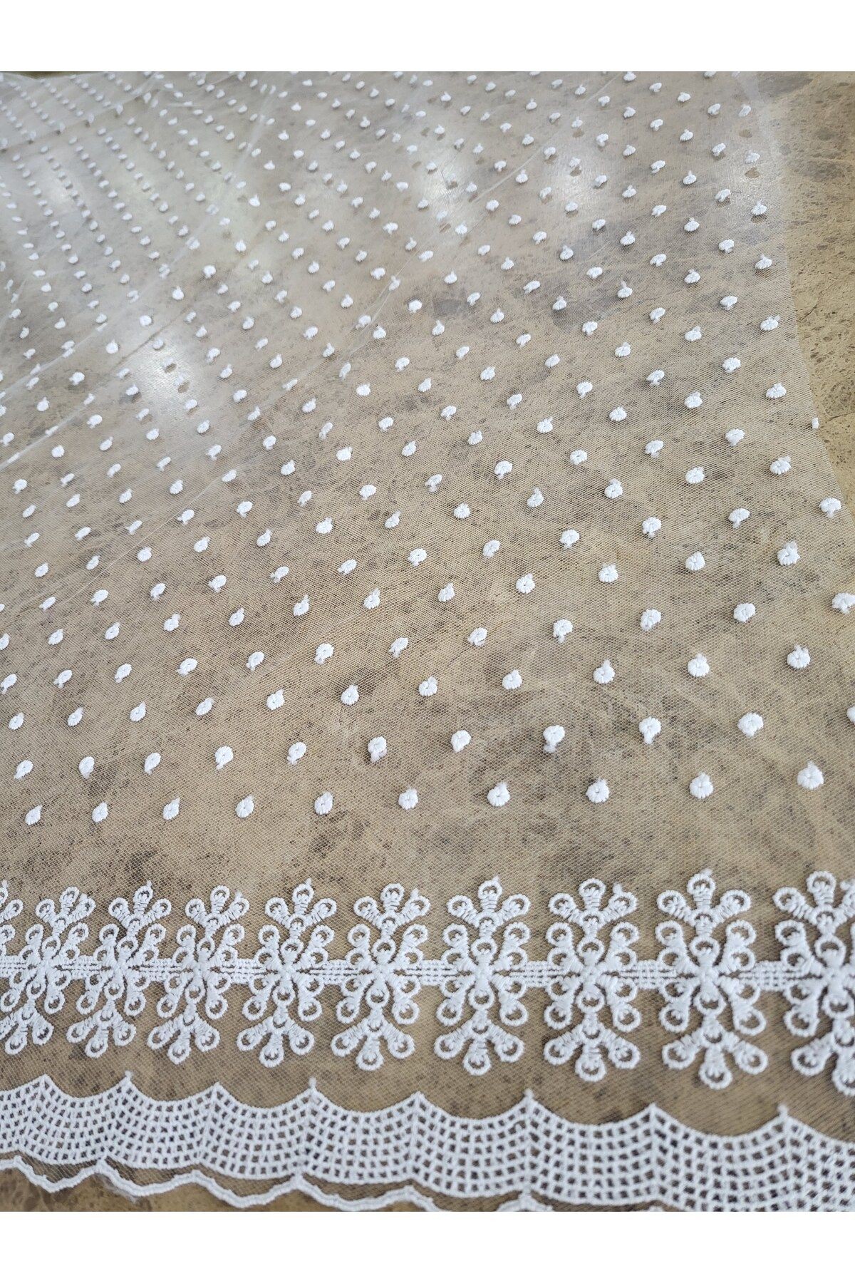 Beyaz Puantiyeli Bordürlü Tül Dantel Kumaş – 135 cm | Abiye, Perde ve Dekoratif Kullanım İçin