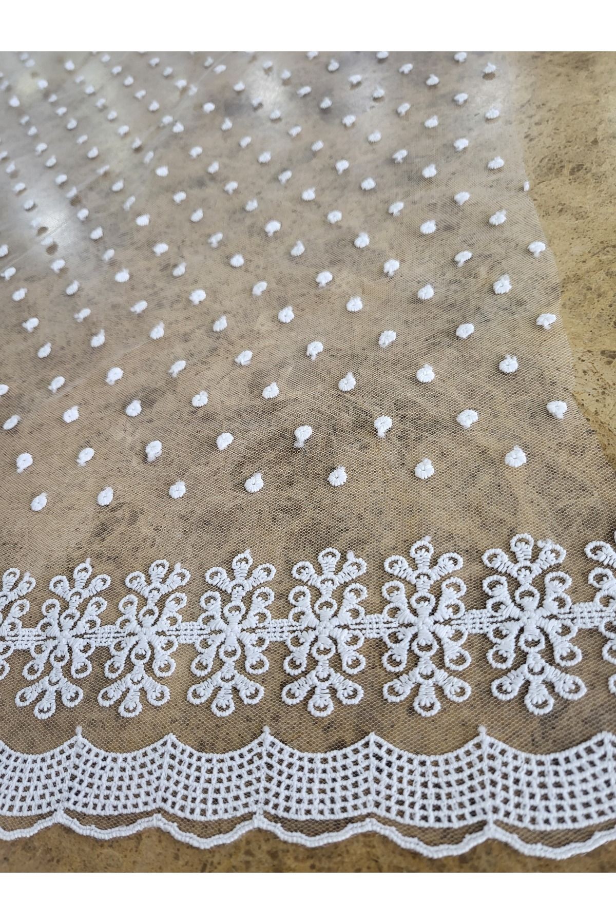 Beyaz Puantiyeli Bordürlü Tül Dantel Kumaş – 135 cm | Abiye, Perde ve Dekoratif Kullanım İçin