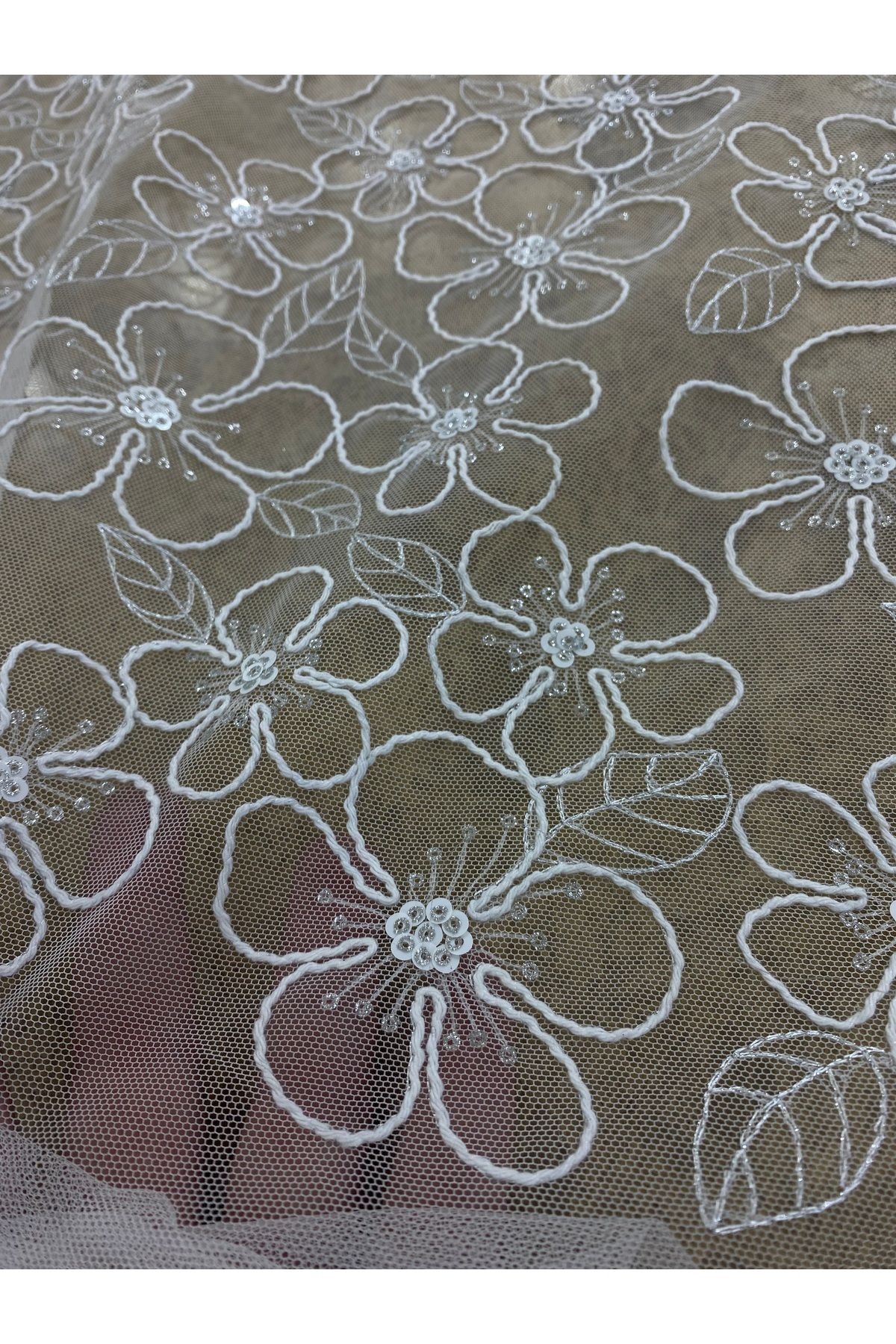 Simli Beyaz Çiçek Desenli Dantel Kumaş - 135 cm | Işıltılı ve Zarif