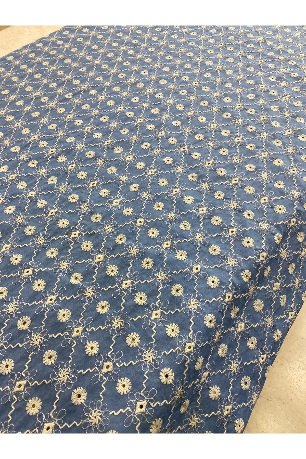 Mavi Denim Görünümlü Çiçek İşlemeli Kumaş - En 135 cm - Elbise, Gömlek, Tunik ve Dekor İçin