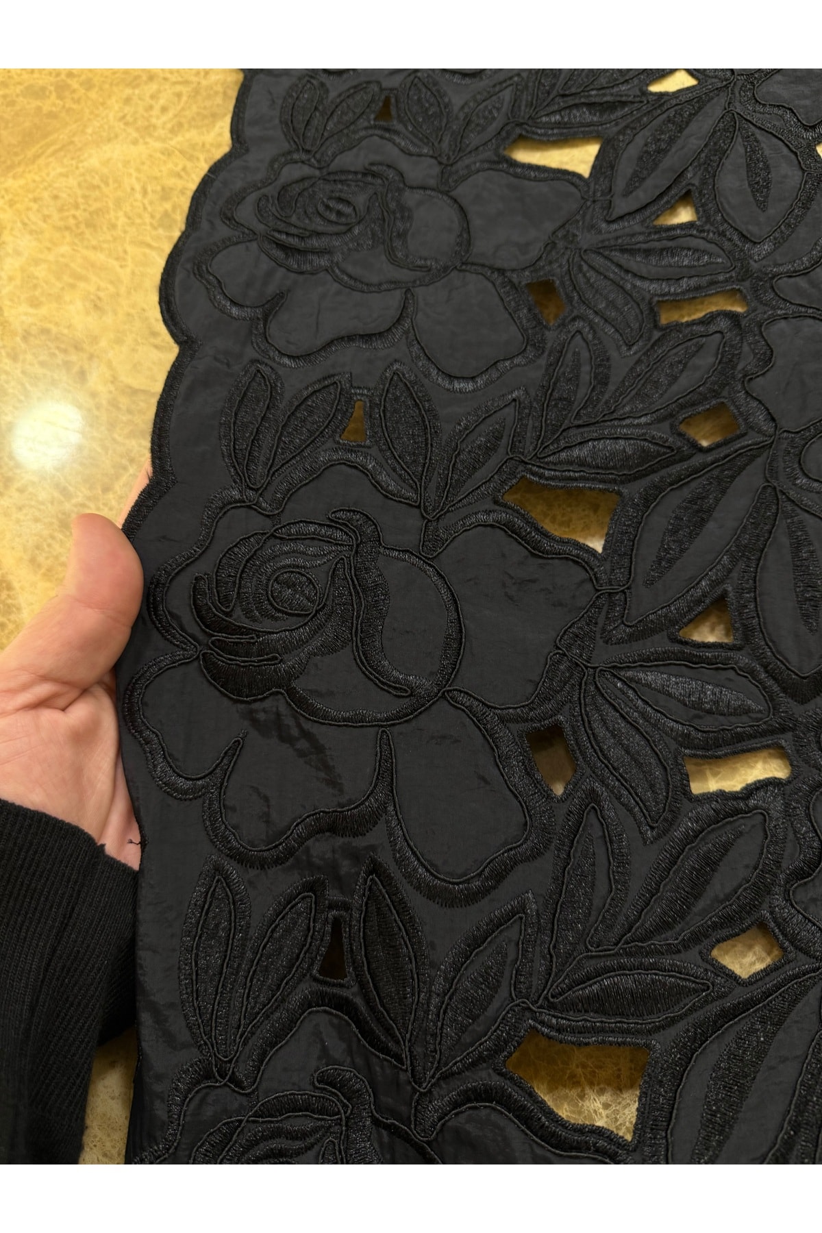 Siyah Lazer Kesim Çiçek Desenli Nakışlı Kumaş 135 cm – Pamuklu Şık Tasarım Kumaş