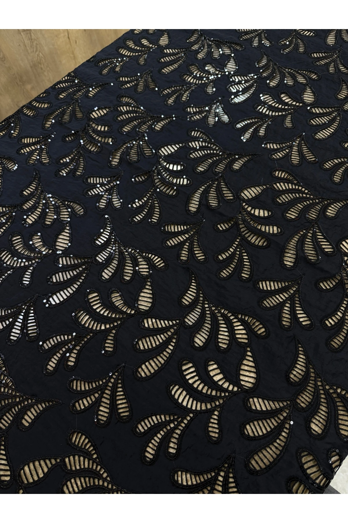 Siyah Yaprak Desenli Simli Delikli Paraşüt Kumaş 130 cm Elbiselik ve Abiyelik