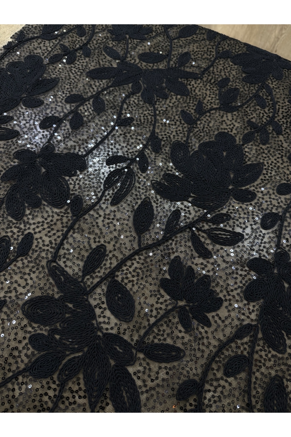 Siyah Pullu Çiçek Desenli Dantel Kumaş – 135 cm Genişlik Abiyelik – Elbiselik – Şık Tasarım Kumaş