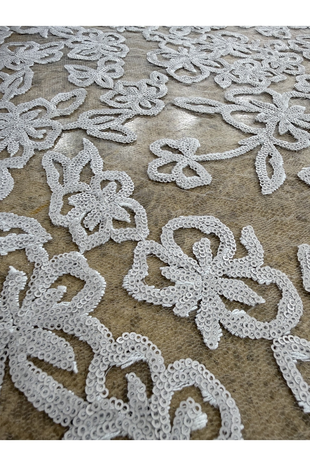 Beyaz Pul İşlemeli Çiçek Desenli Dantel Kumaş – 135 cm Genişlik | Gelinlik Abiyelik Elbiselik Kumaş