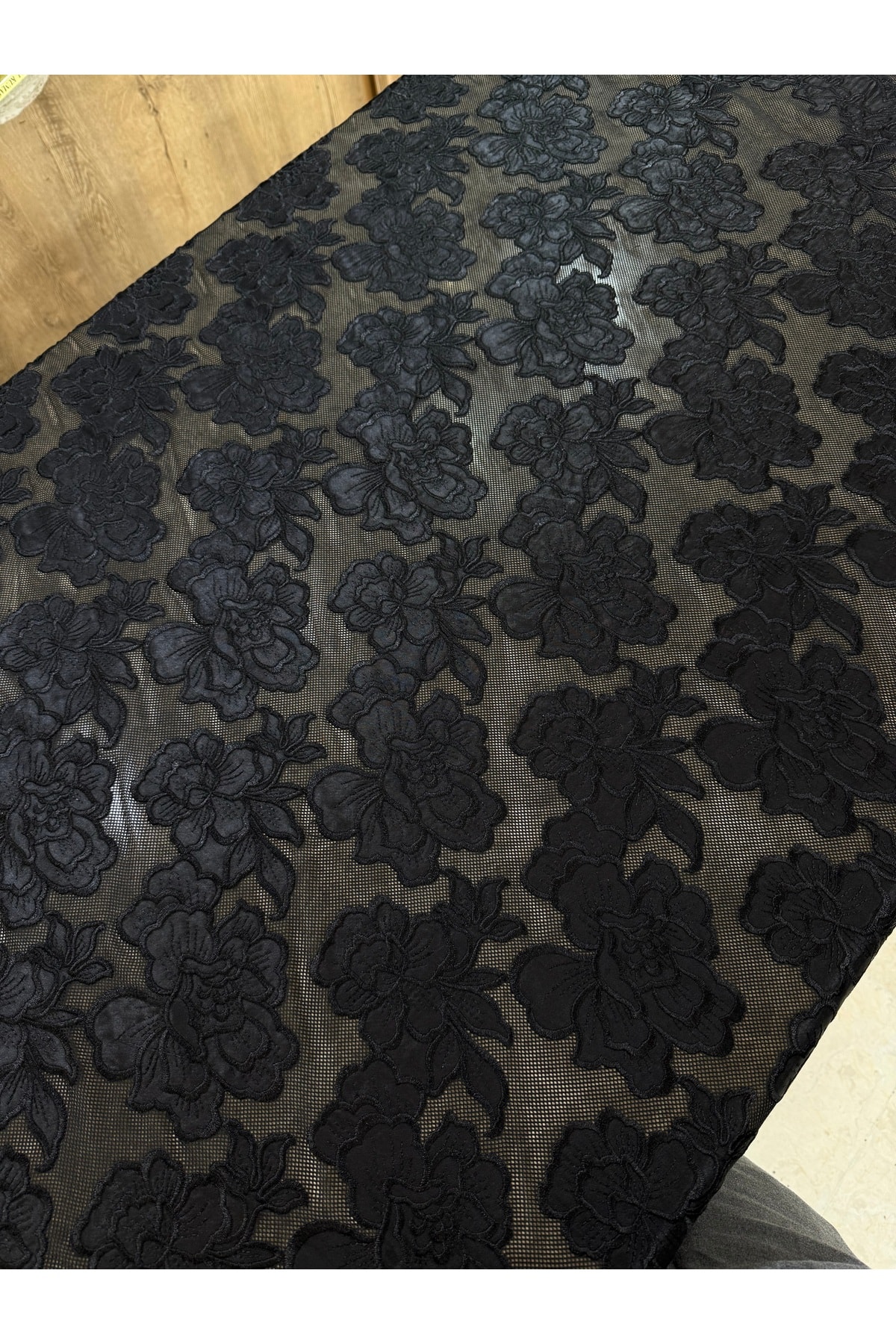 Siyah Çiçek Desenli Kabartmalı Dantel Kumaş 135 cm – File Tabanlı Şık Abiye Kumaş