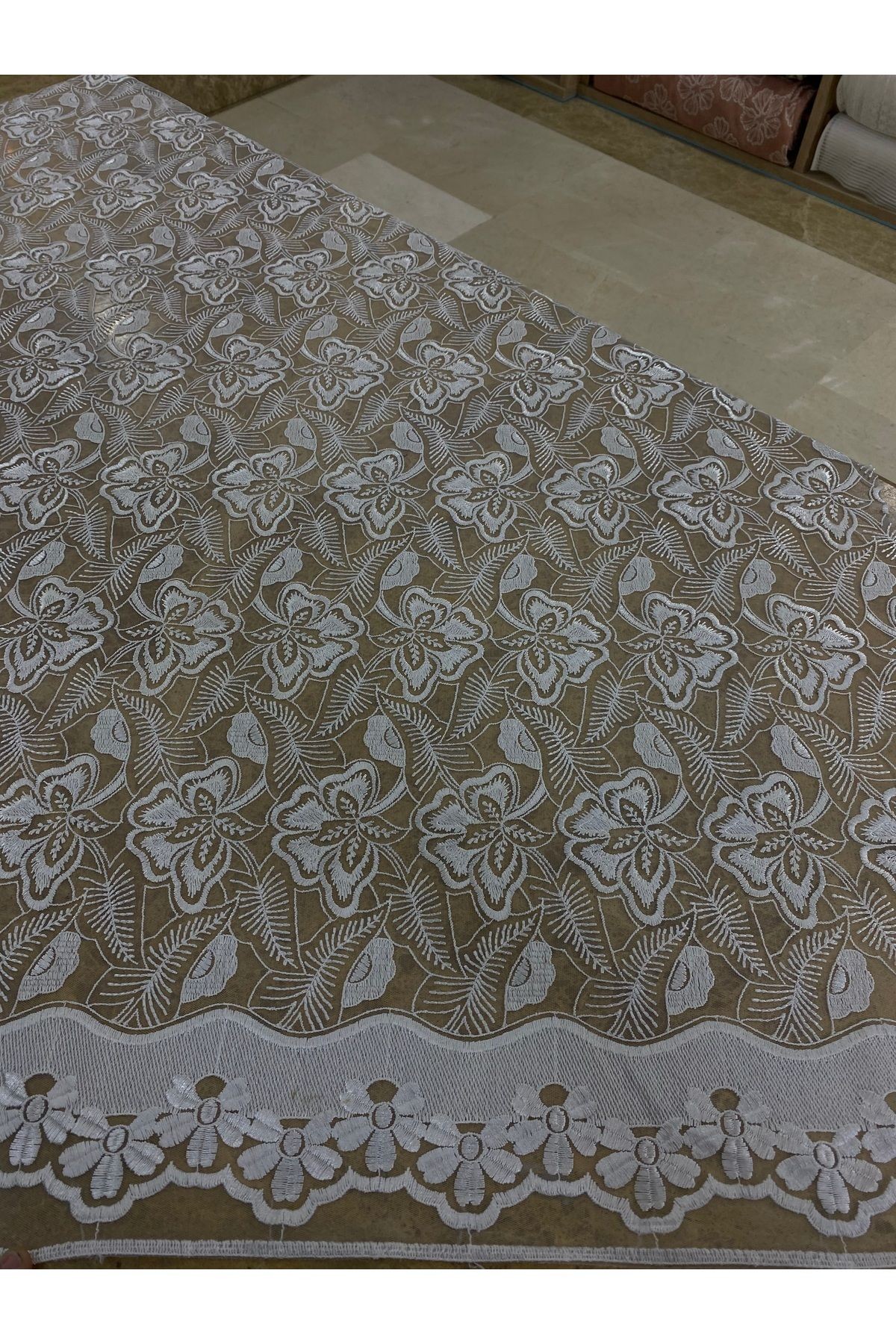Beyaz Bordürlü Çiçek Desenli Tül Dantel Kumaş – 135 cm | Elbiselik ve Dekoratif Kullanıma Uygun