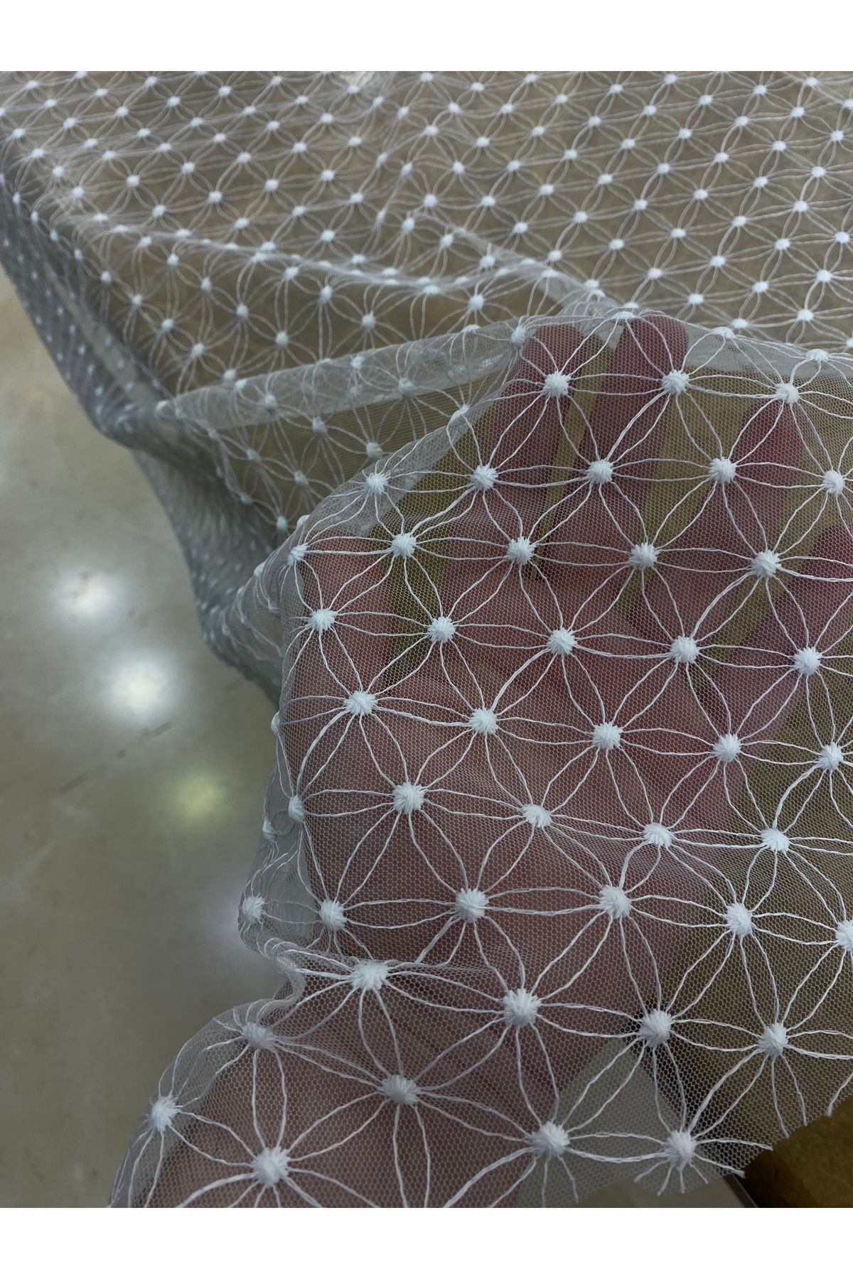 Beyaz Petek Desenli Tül Kumaş – 140 cm En | Modern Abiyelik ve Dekoratif Kumaş