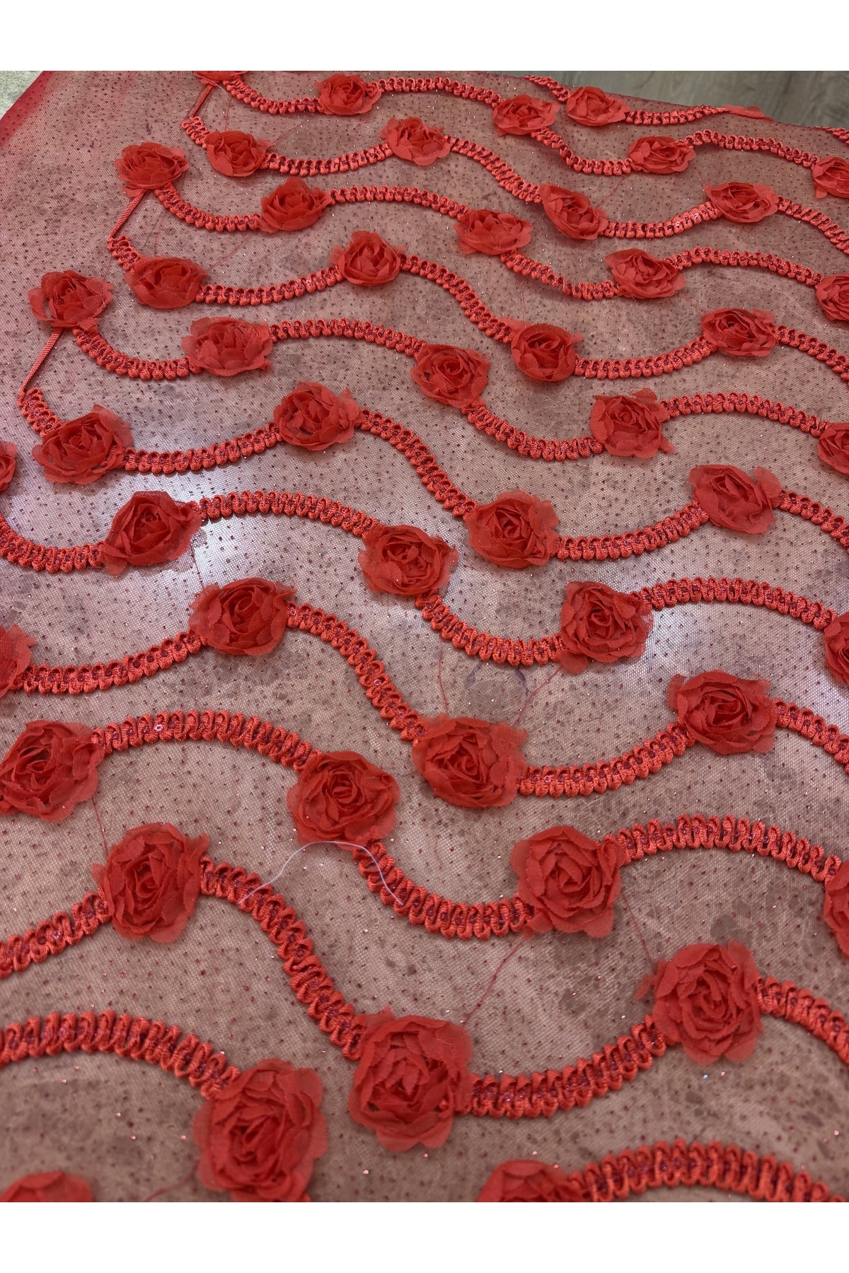 Kırmızı 3D Gül Desenli Tül Kumaş Simli ve Çiçek Aksesuarlı 135 cm Genişlik Abiyelik Elbiselik Kumaş