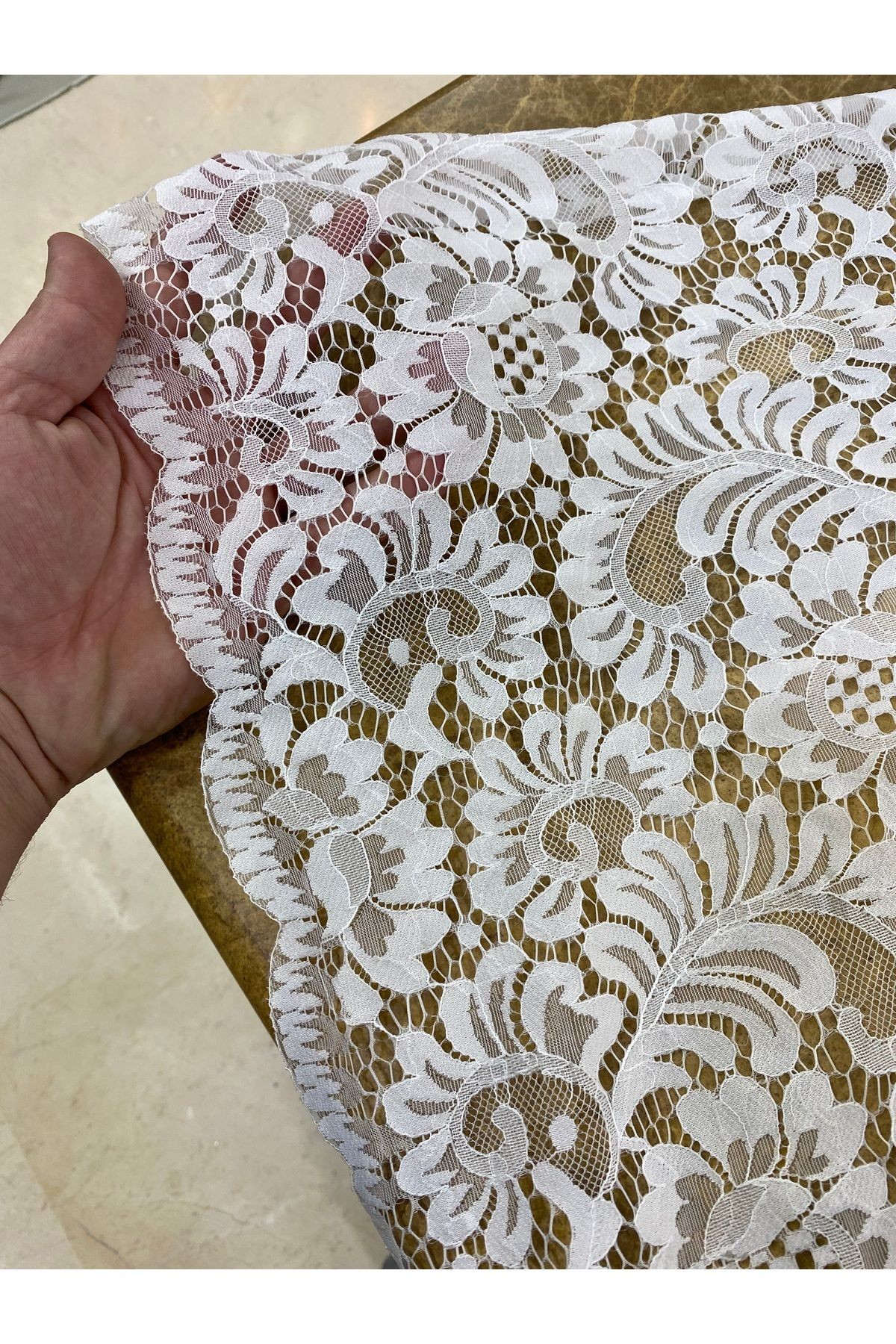 Beyaz Büyük Desenli Dantel Kumaş – 130 cm En, Çiçek Motifli Tül