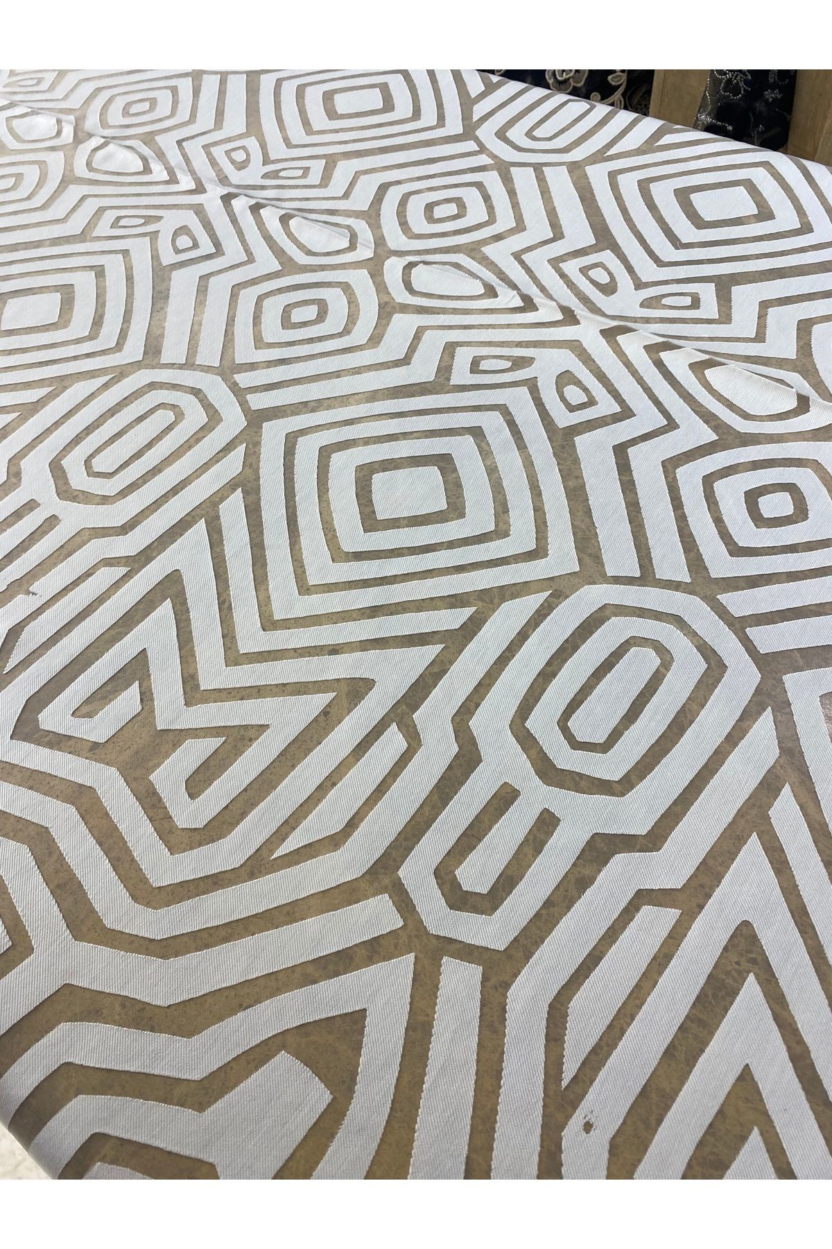 Beyaz Geometrik Desenli Yakma Kumaş – 140 cm En | Transparan Şeffaf Doku