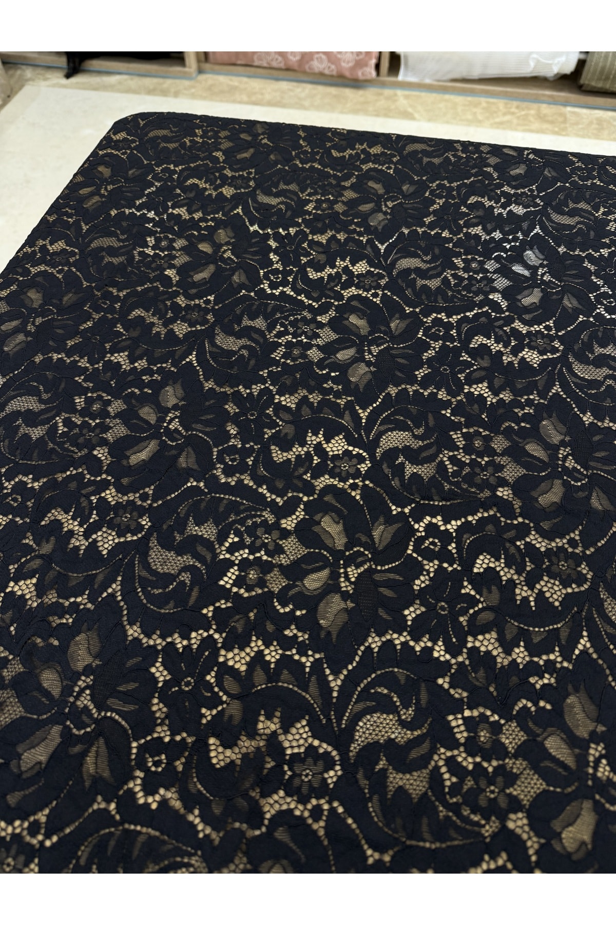 Siyah Çiçek Desenli Klasik Dantel Kumaş – 135 cm Genişlik | Abiyelik – Elbiselik Kumaş