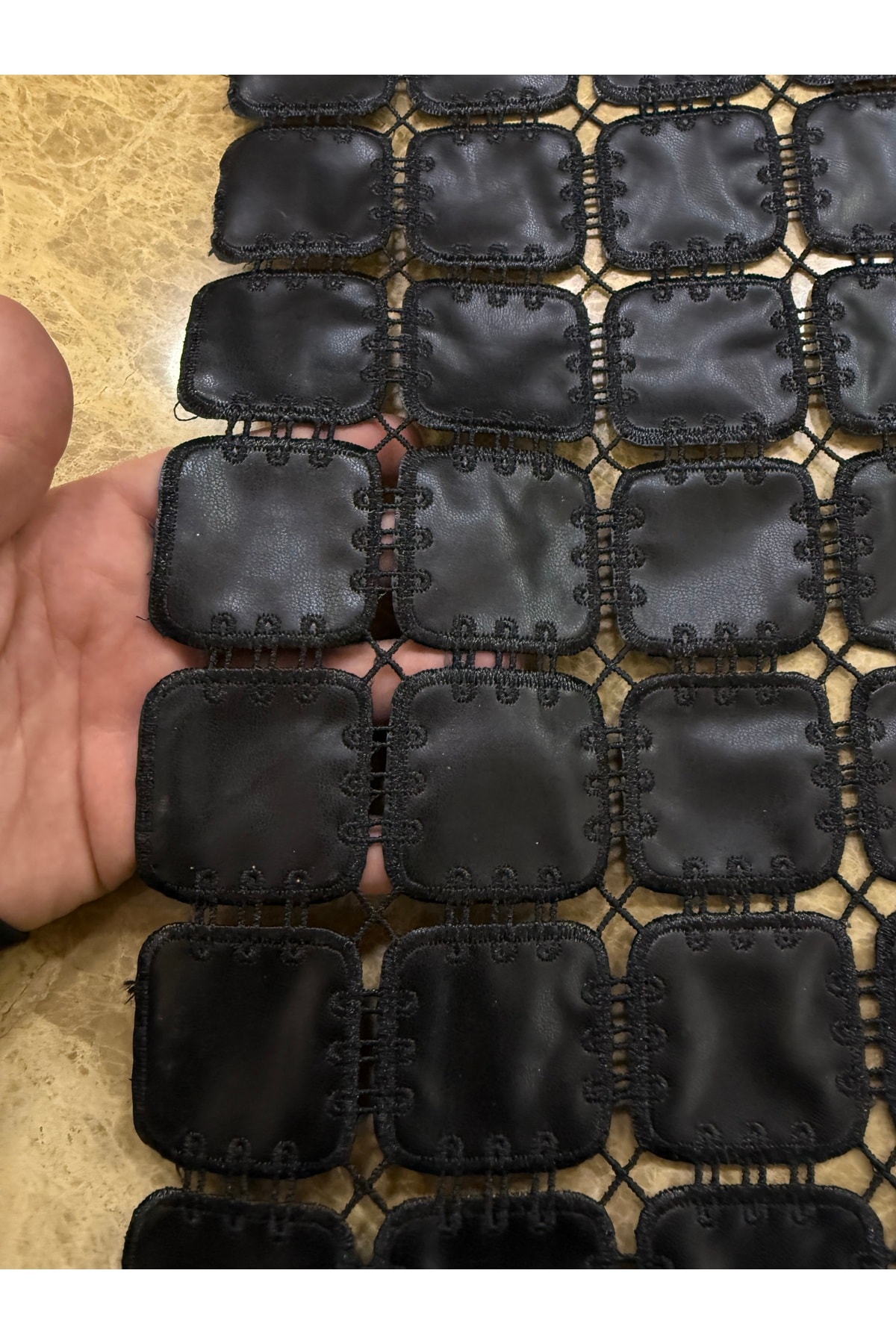 Siyah Kare Desenli El İşçiliği Görünümlü Dantel Kumaş 135 cm – Şık ve Modern Abiye Kumaş