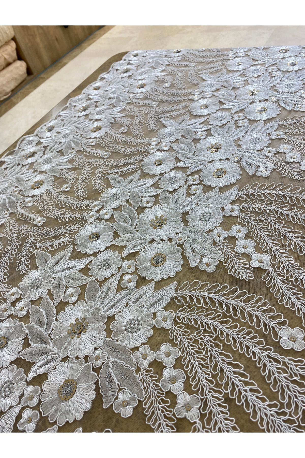 Beyaz Çiçek Desenli Bordürlü Tül Kumaş - En 135 cm - Gelinlik, Nişanlık ve Özel Tasarımlar İçin