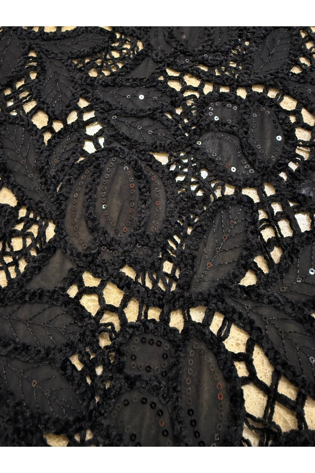 Siyah Yaprak Desenli Pullu Dantel Kumaş 135 cm – El İşçiliği Görünüm, Şık Abiye Kumaş