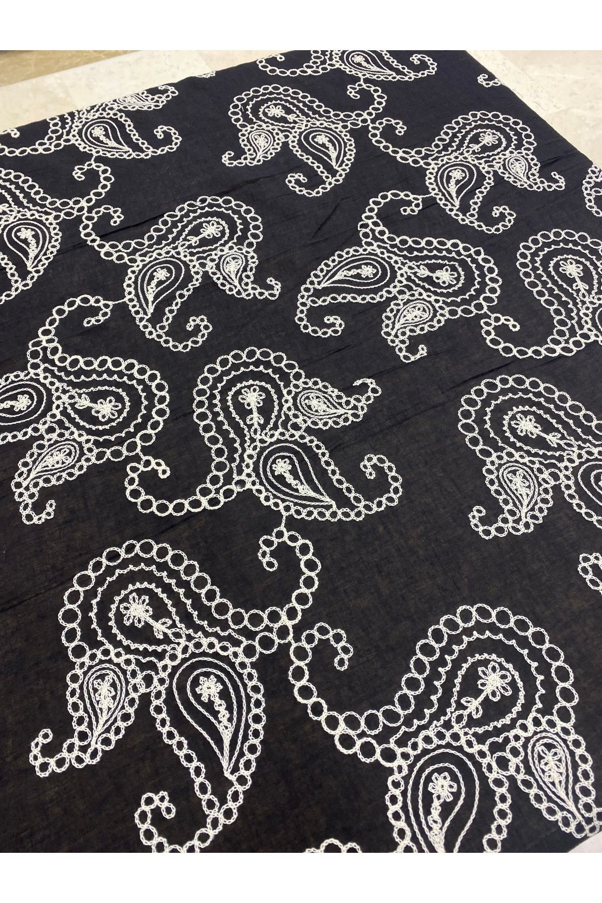 Beyaz Paisley Desenli Siyah Dantel Kumaş – 135 cm | Şık ve Modern Tasarım