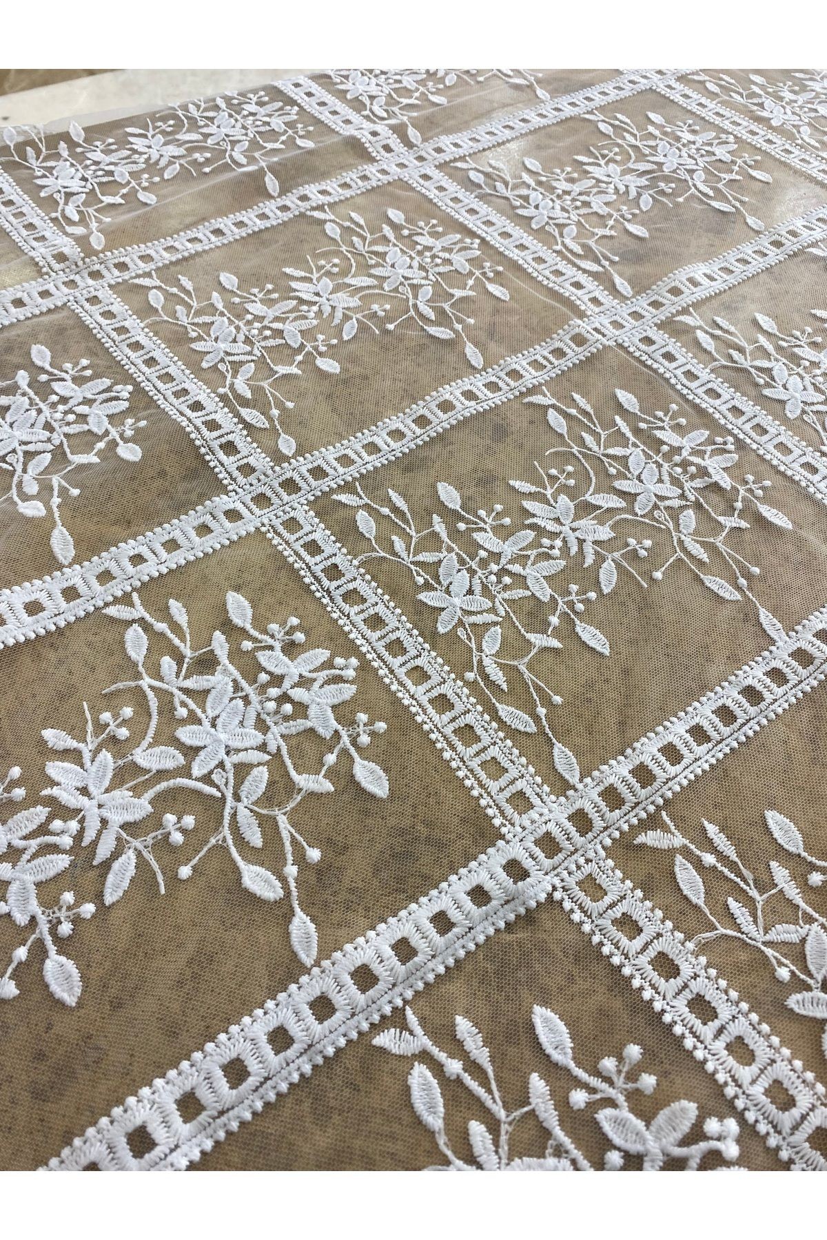 Beyaz Kareli Çiçek Desenli Tül Dantel Kumaş – 140 cm En