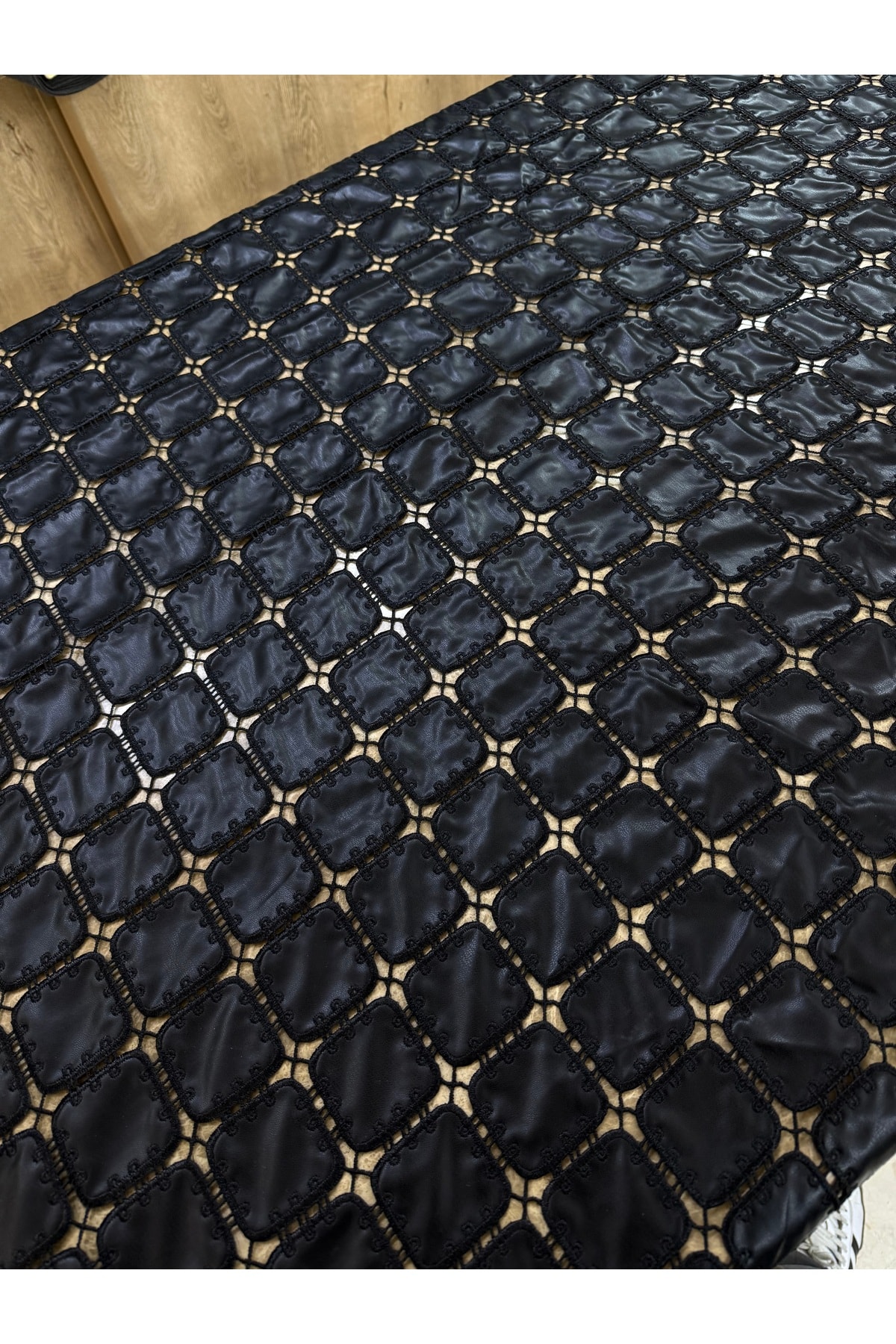 Siyah Kare Desenli El İşçiliği Görünümlü Dantel Kumaş 135 cm – Şık ve Modern Abiye Kumaş