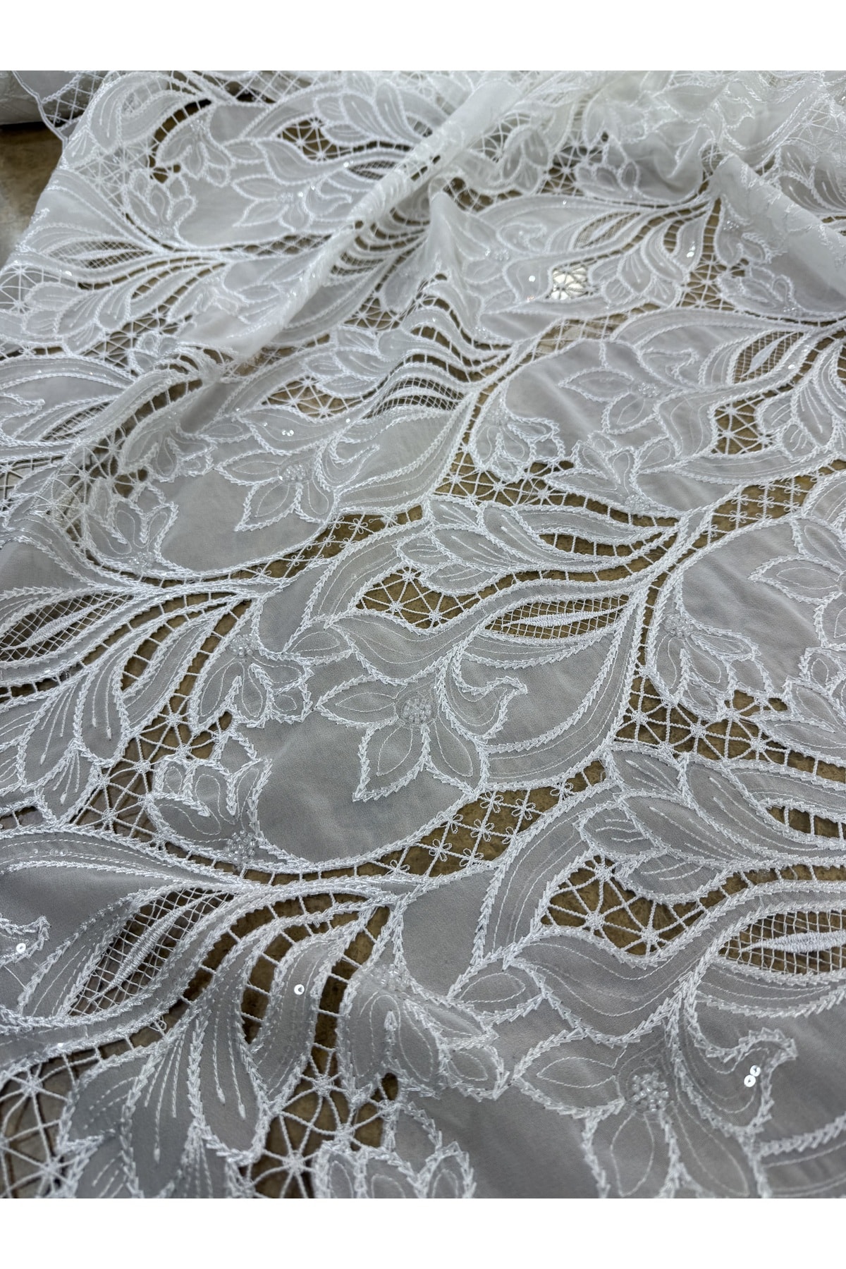 Siyah Boncuk ve Pul İşlemeli Dantel Kumaş 130 cm Genişlik | Abiyelik – Elbiselik – Şık Tasarım Kumaş