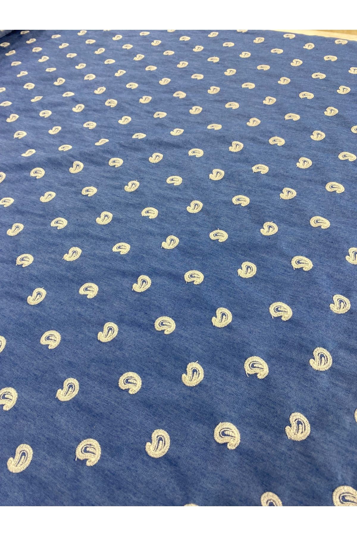 Mavi Denim Görünümlü Paisley Nakışlı Kumaş - En 135 cm - Gömlek, Elbise ve Dekoratif Tasarımlar İçin
