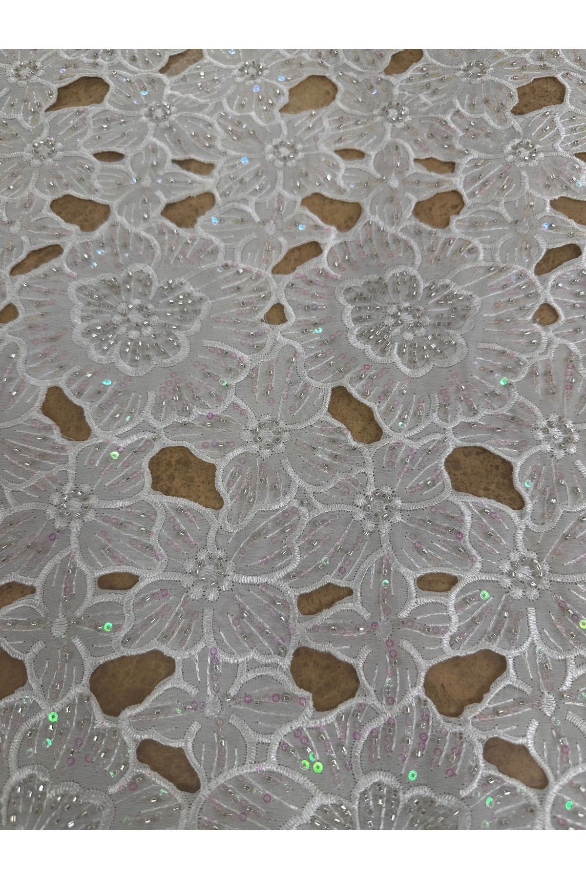 Taş İşlemeli Büyük Çiçek Desenli Dantel Kumaş – Abiye ve Gelinlik İçin, 130 cm