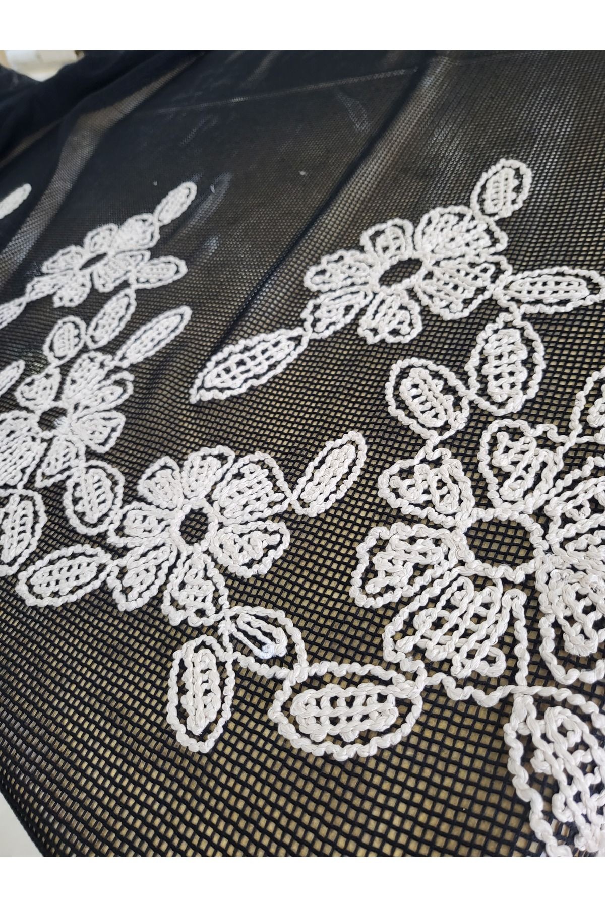 Siyah File Üzerine Beyaz Çiçek Motifli Tül Kumaş – 135 cm | Modern ve Zarif Tasarımlar İçin