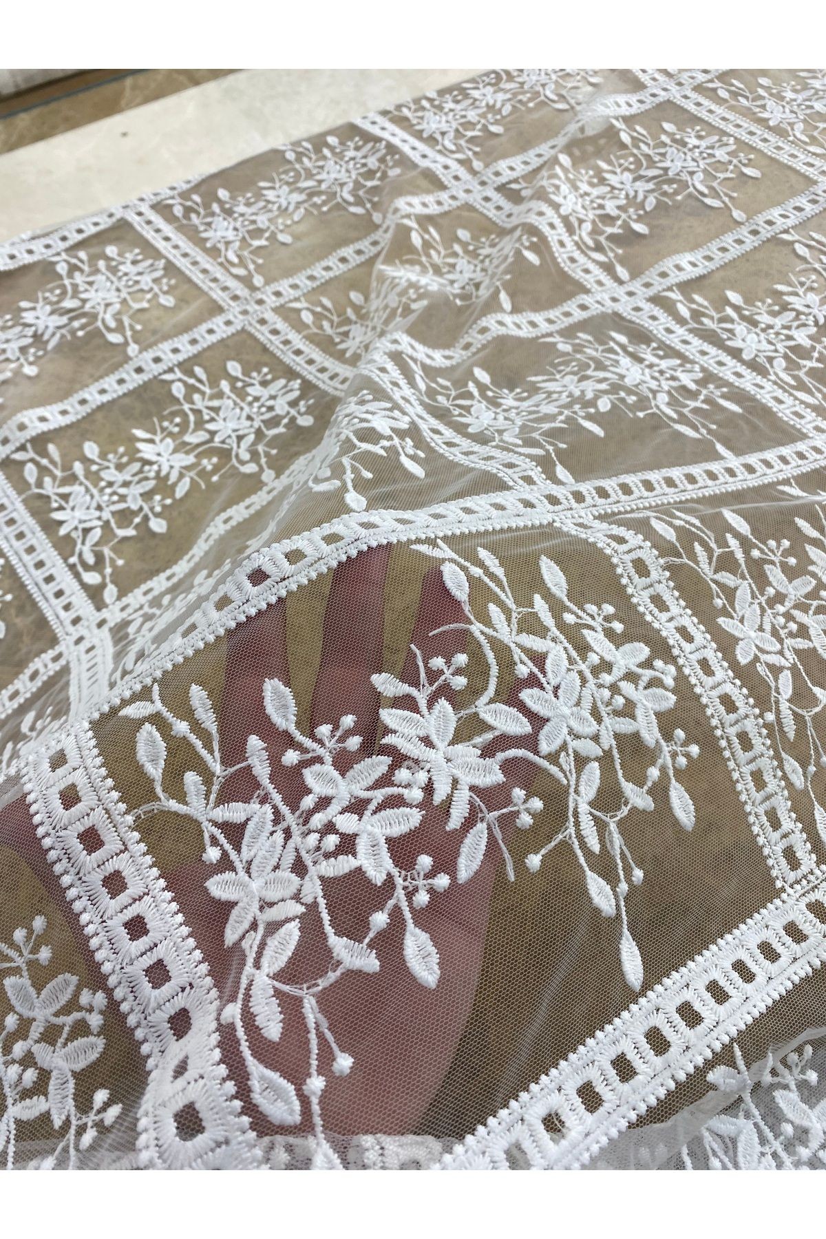 Beyaz Kareli Çiçek Desenli Tül Dantel Kumaş – 140 cm En