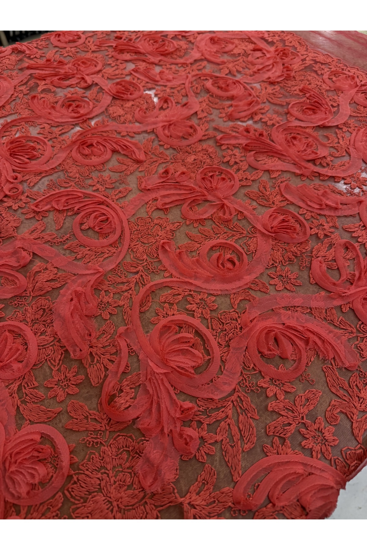 Kırmızı 3D Çiçek Desenli Dantel Kumaş Laseli ve Şık Tasarım 135 cm Genişlik Abiyelik Elbiselik