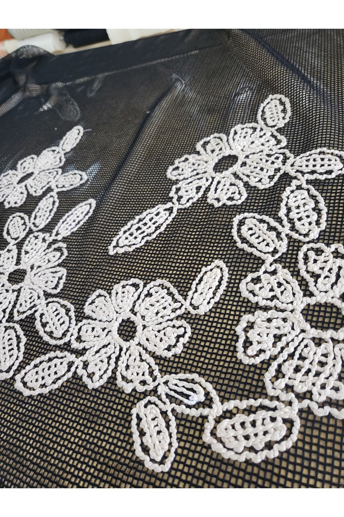 Siyah File Üzerine Beyaz Çiçek Motifli Tül Kumaş – 135 cm | Modern ve Zarif Tasarımlar İçin