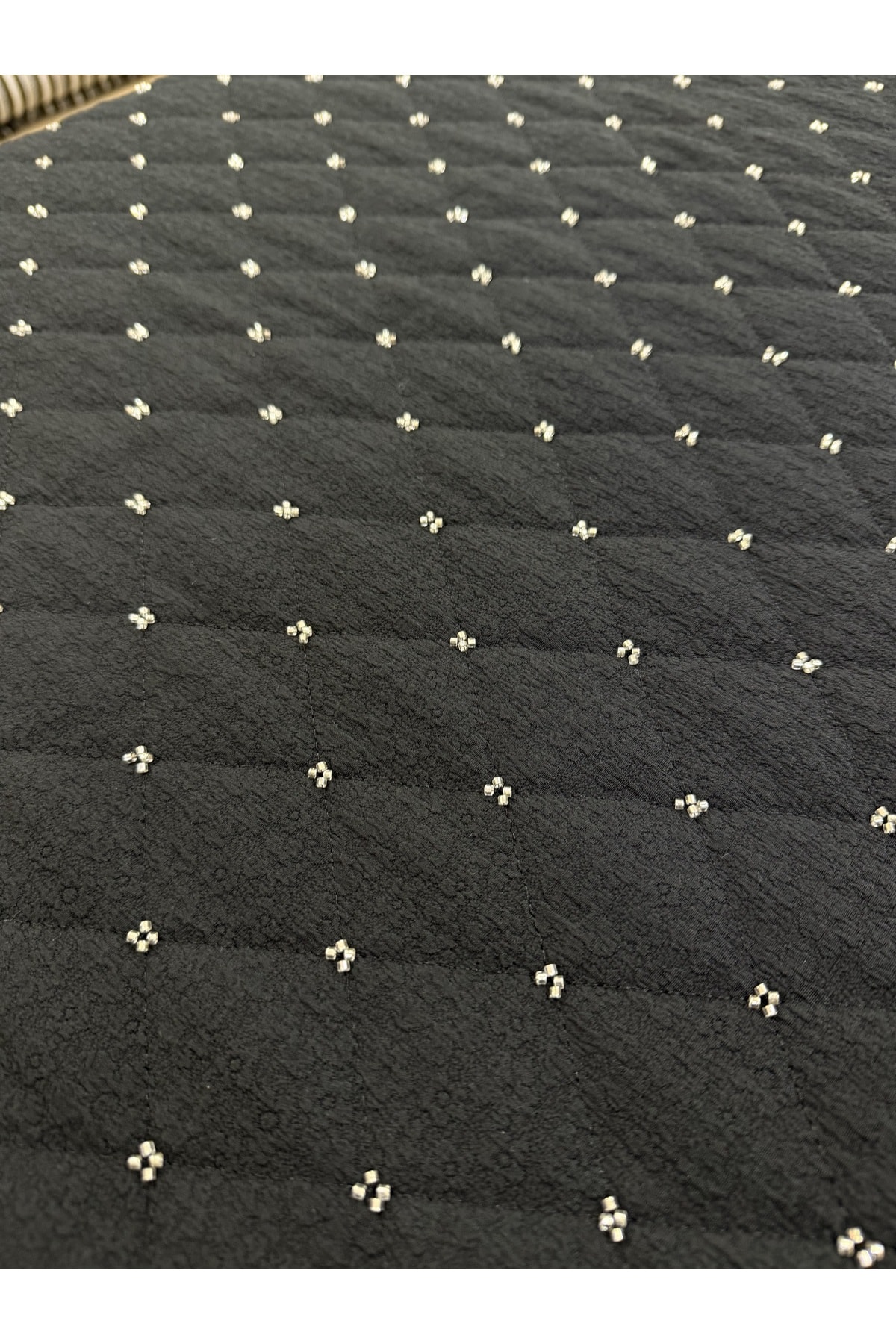 Siyah Kapitone Desenli Kumaş – Çiçekli Nakışlı 135 cm Genişlik Elbiselik – Ceketlik – Montluk Kumaş