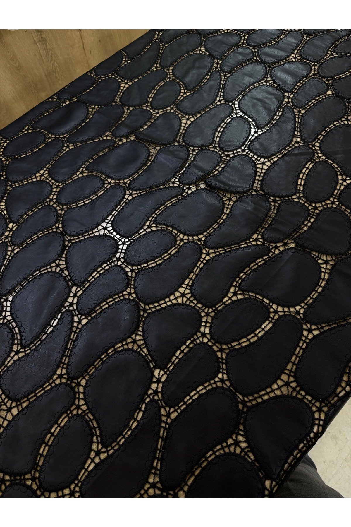 Siyah Oval Desenli El İşçiliği Görünümlü Dantel Kumaş 135 cm – Şık Abiye Tasarım Kumaş