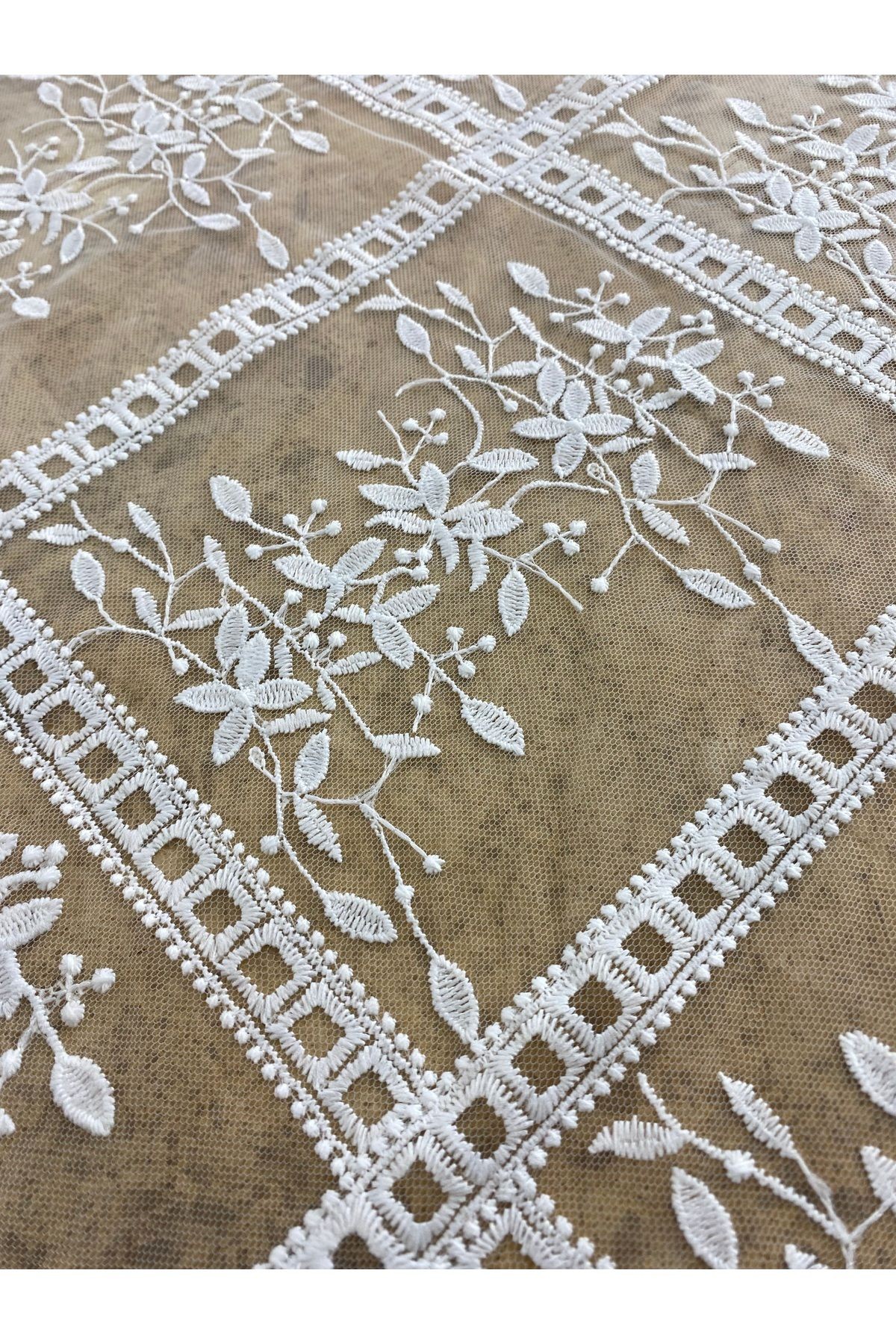 Beyaz Kareli Çiçek Desenli Tül Dantel Kumaş – 140 cm En