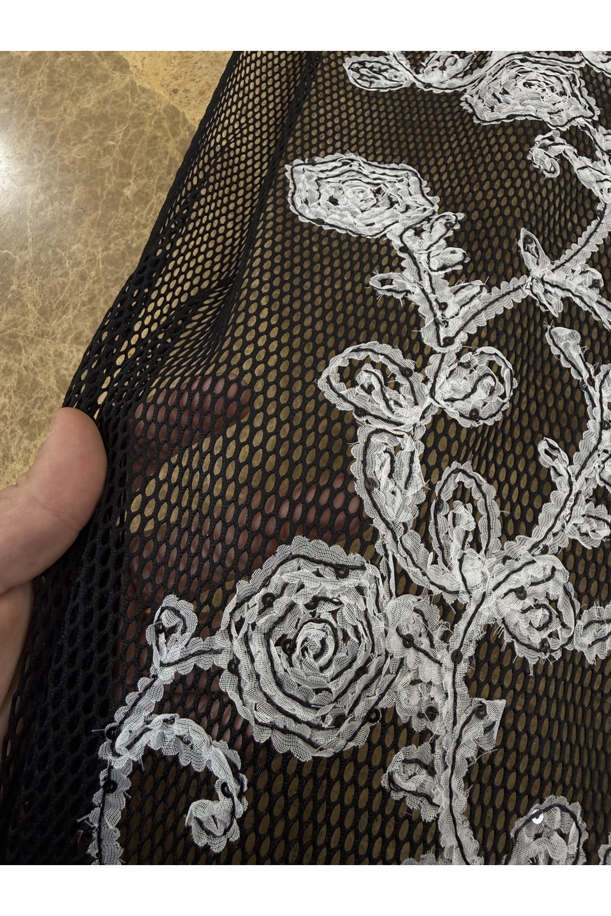 Siyah Gri Dantel Nakışlı Puf File Kumaş – 135 cm Genişlik | Abiyelik – Elbiselik – Şık Kumaş