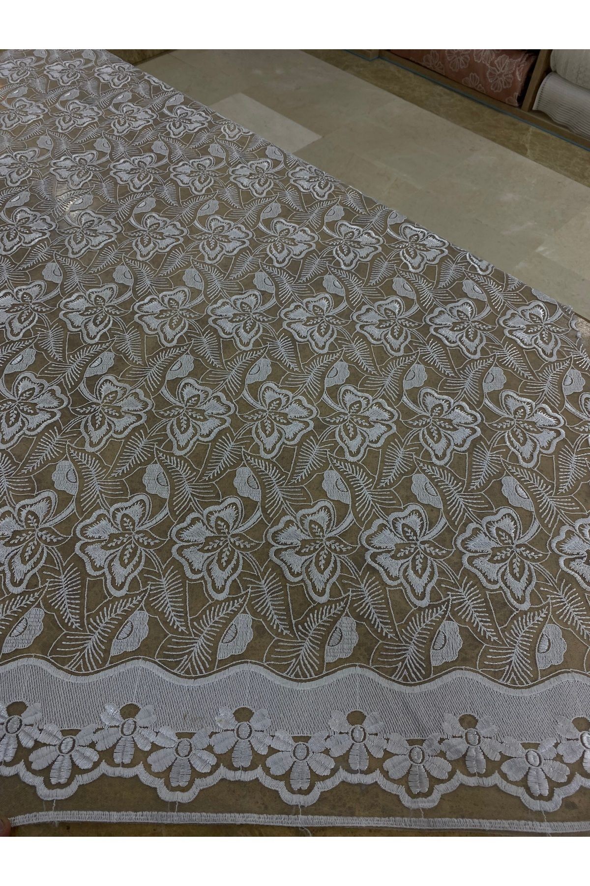 Beyaz Bordürlü Çiçek Desenli Tül Dantel Kumaş – 135 cm | Elbiselik ve Dekoratif Kullanıma Uygun
