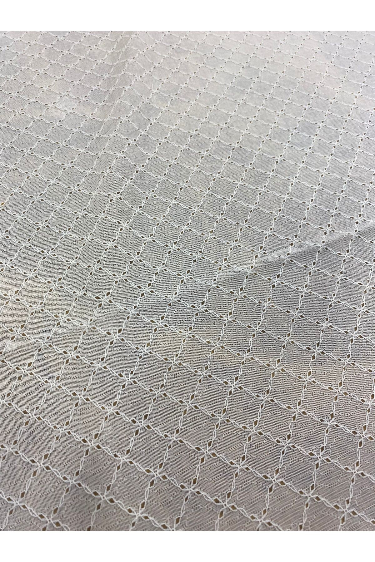 Beyaz Kare Desenli İnce Dantel Kumaş – 140 cm En, Nefes Alabilen Yapı