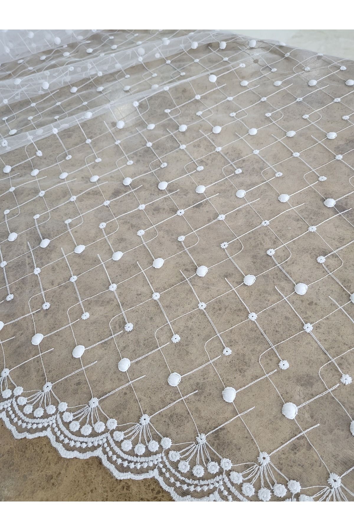Beyaz Geometrik Desenli Bordürlü Tül Dantel Kumaş – 135 cm|Modern Abiye ve Dekoratif Tasarımlar İçin