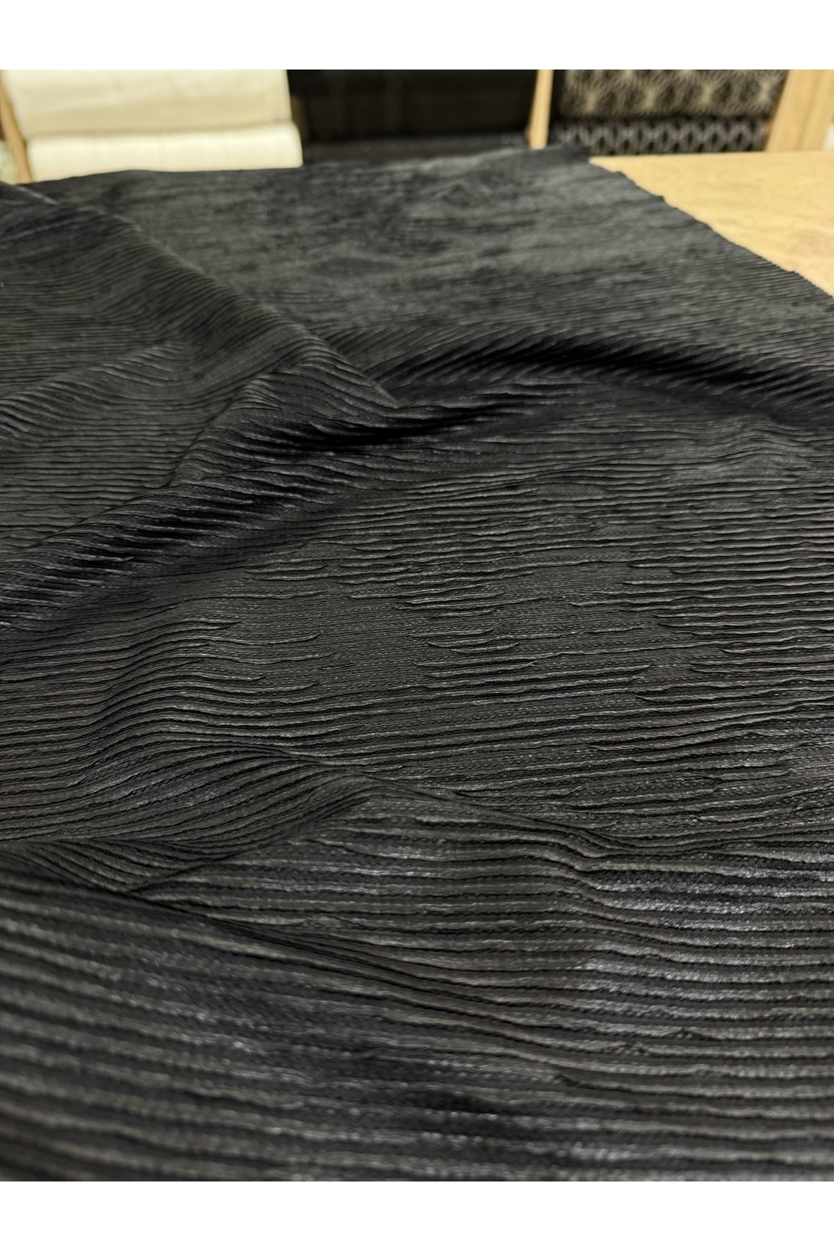 Siyah Pileli Parlak Kumaş Çizgili Dokulu 150 cm Genişlik | Elbiselik – Etek – Bluz – Abiyelik Kumaş