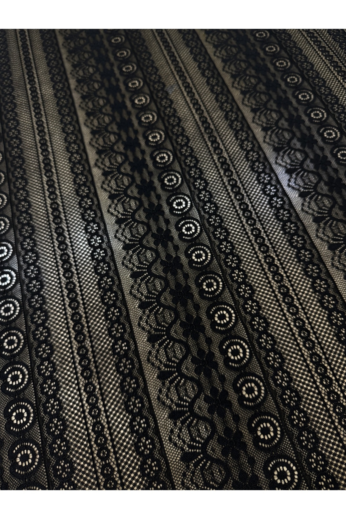 Likralı Siyah Şeritli Desenli Dantel Kumaş – 135 cm Genişlik | Esnek Abiyelik – Elbiselik Kumaş