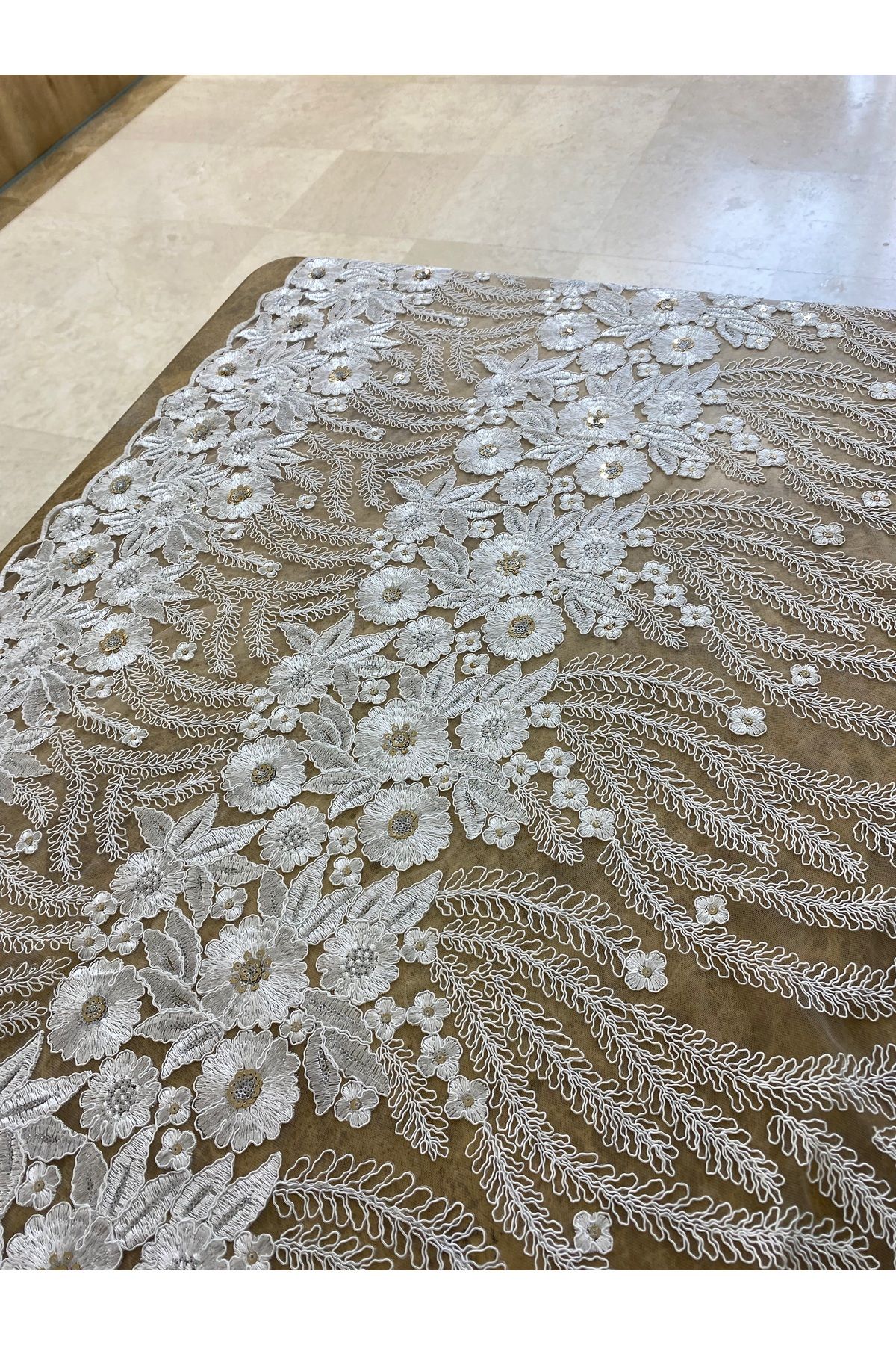 Beyaz Çiçek Desenli Bordürlü Tül Kumaş - En 135 cm - Gelinlik, Nişanlık ve Özel Tasarımlar İçin