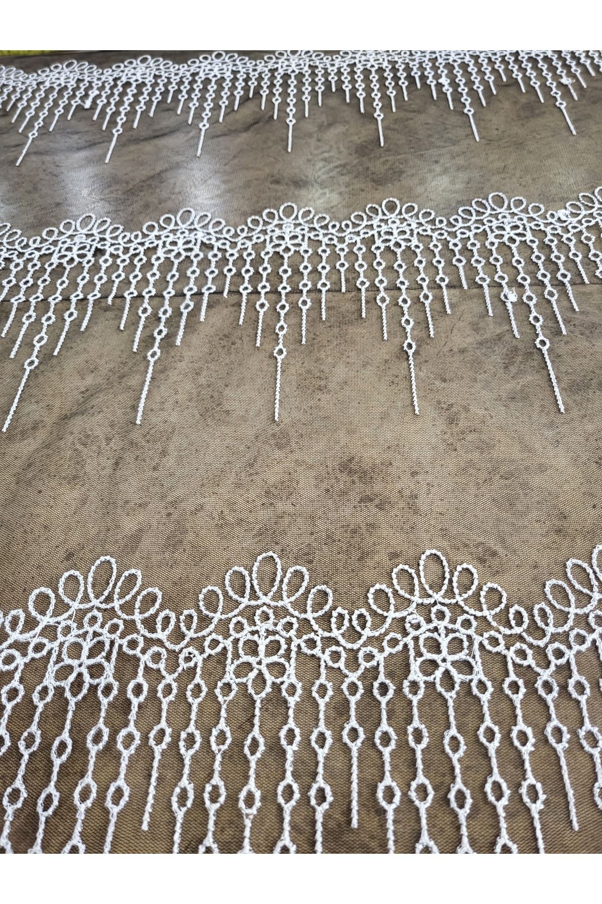 Beyaz Sallantılı Desenli Tül Dantel Kumaş – 135 cm | Bordürlü Abiye ve Özel Tasarım Kumaşı