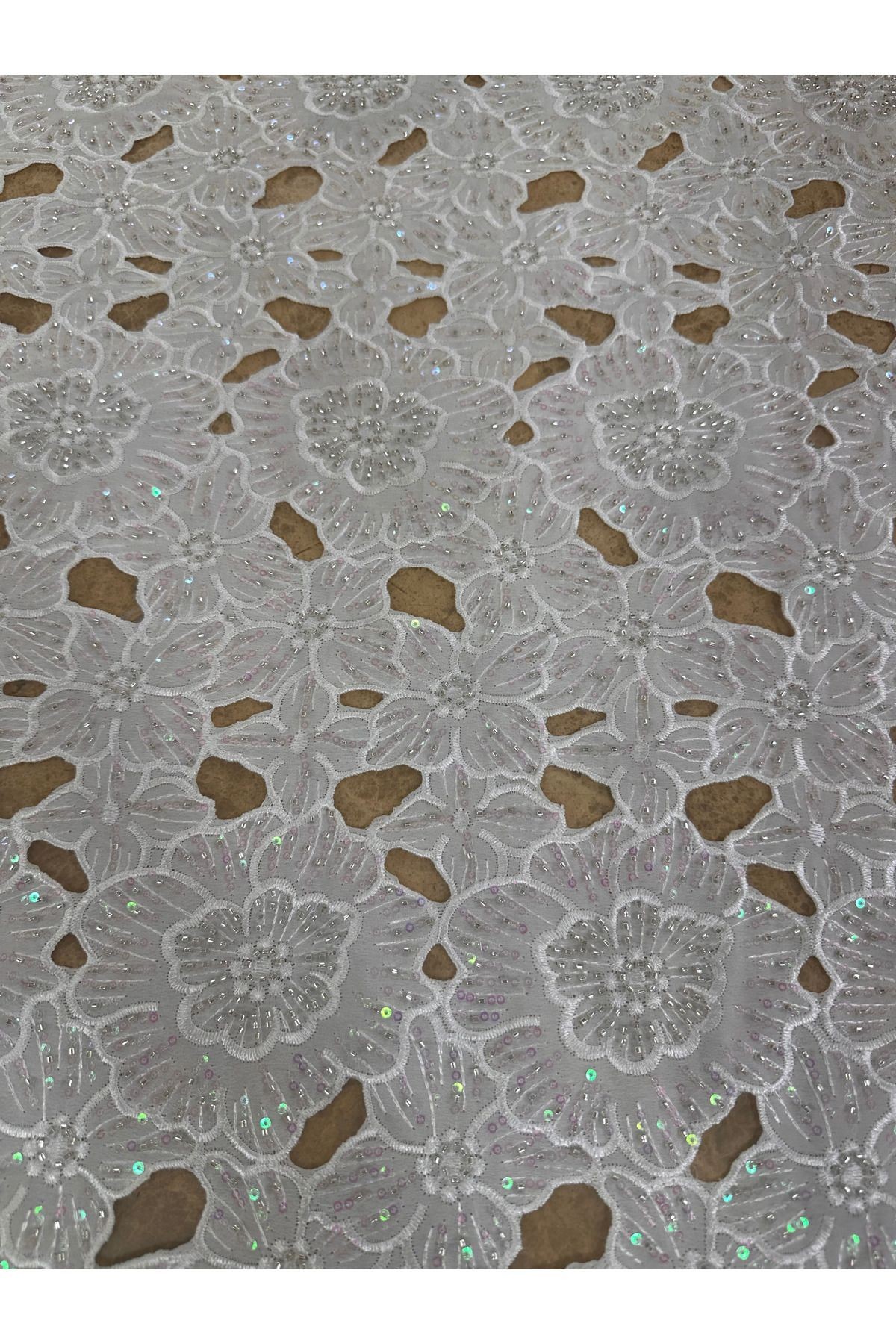 Taş İşlemeli Büyük Çiçek Desenli Dantel Kumaş – Abiye ve Gelinlik İçin, 130 cm