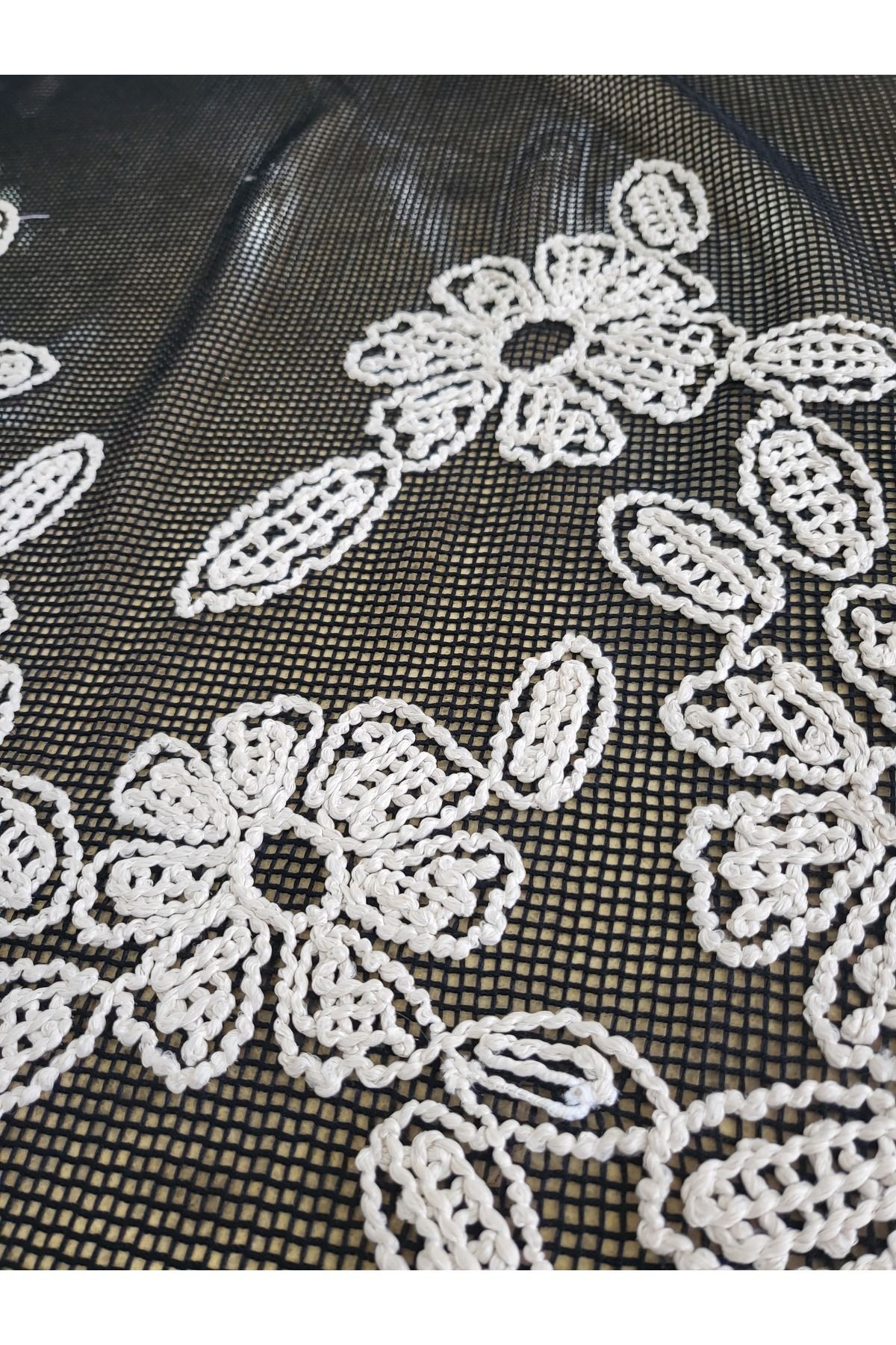 Siyah File Üzerine Beyaz Çiçek Motifli Tül Kumaş – 135 cm | Modern ve Zarif Tasarımlar İçin