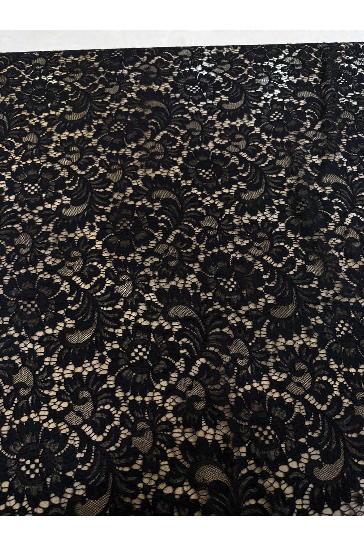 Siyah Çiçek Motifli Klasik Dantel Kumaş – 135 cm Genişlik | Abiyelik – Elbiselik Kumaş